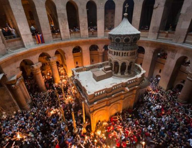 Grabeskirche in Flammen