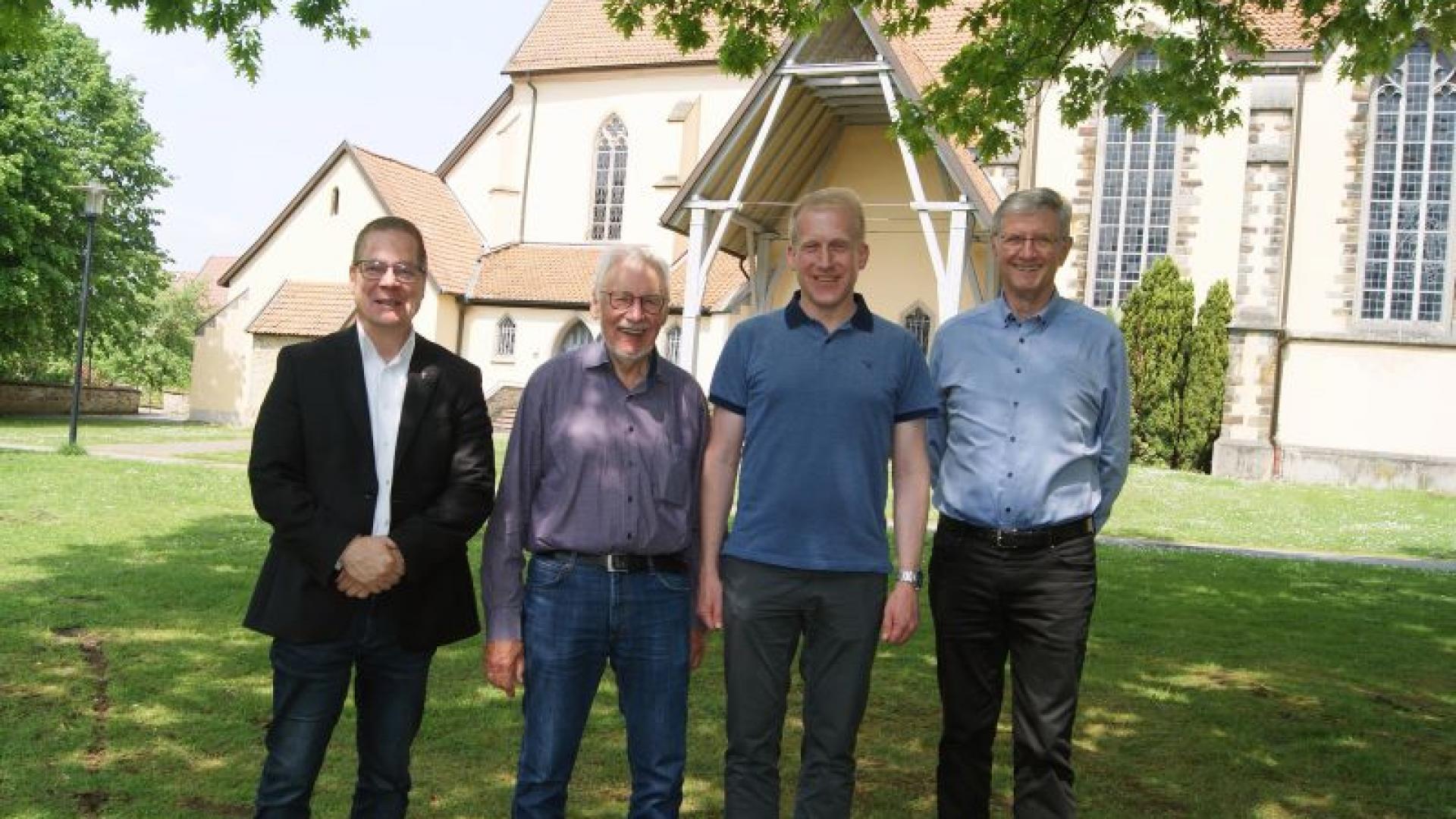 Vier Männer bereiten die Ruller Wallfahrt vor