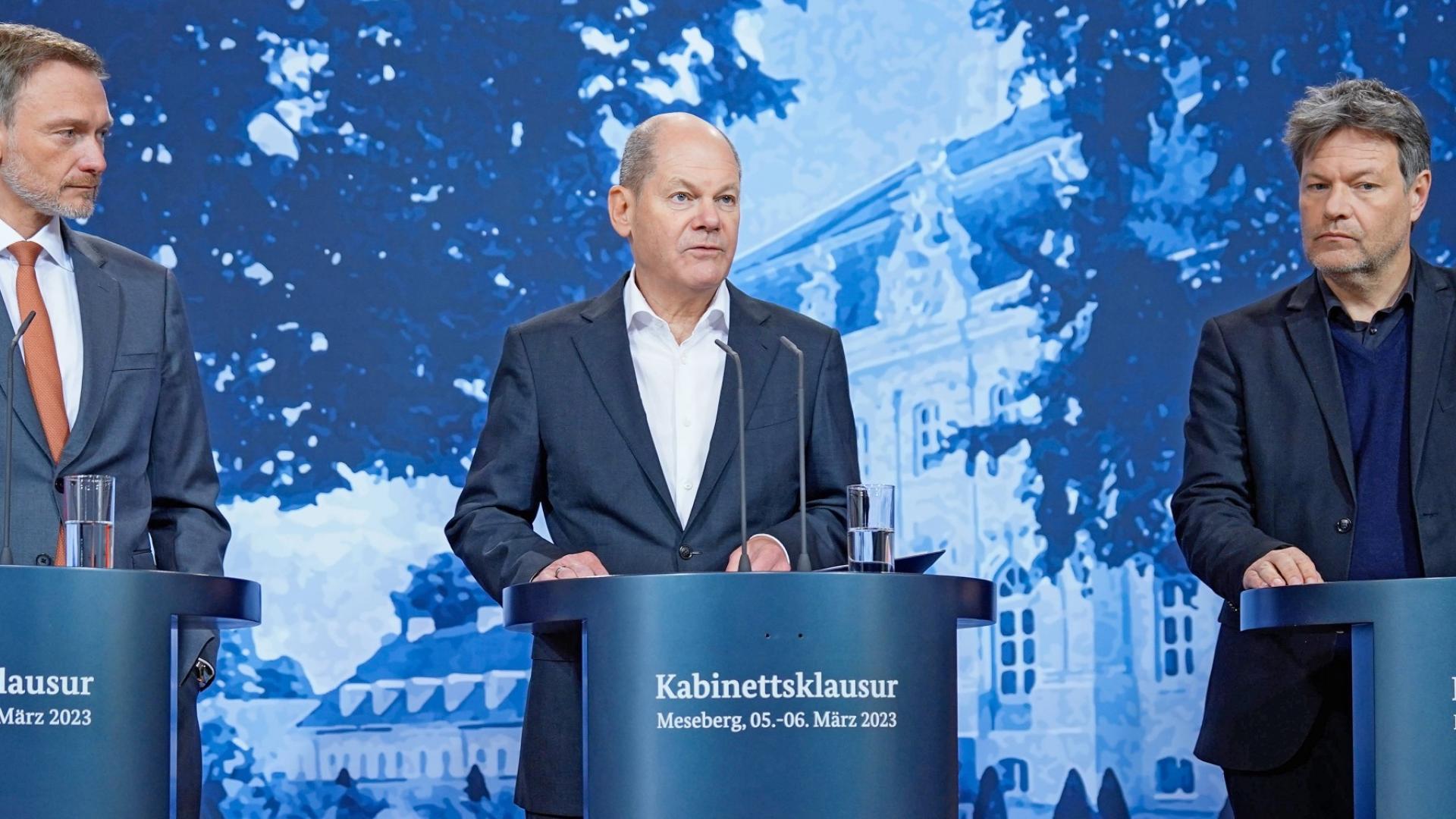Bundesfinanzminister Christian Lindner (FDP), Bundeskanzler Olaf Scholz (SPD) und Wirtschaftsminister Robert Habeck (Grüne) bei der Klausurtagung des Bundeskabinetts im März in Schloss Meseberg