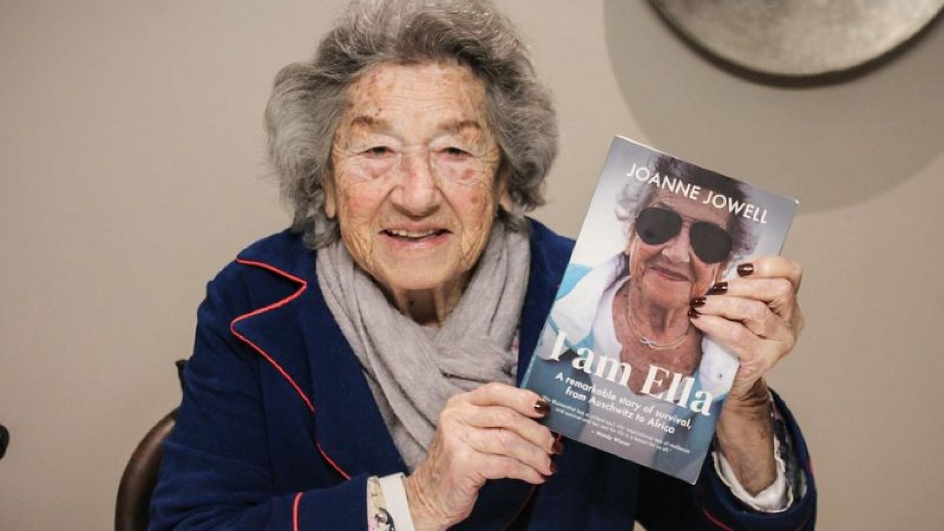 Auschwitz-Überlebende Ella Blumenthal hält ihr Buch in den Händen