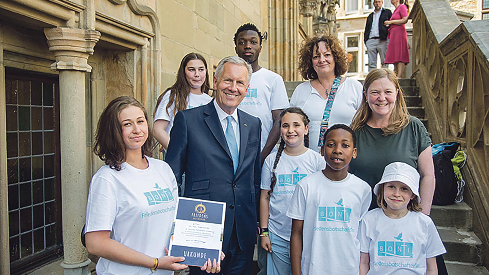 Bundespräsident a.D. Christian Wulff mit Gruppe von Kindern
