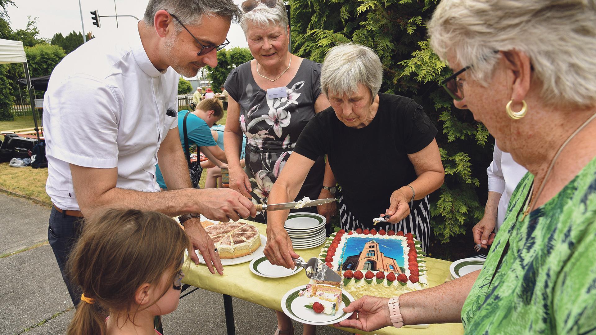 Generalvikar Pater Sascha-Philipp Geißler beim Anschneiden der Torte.
