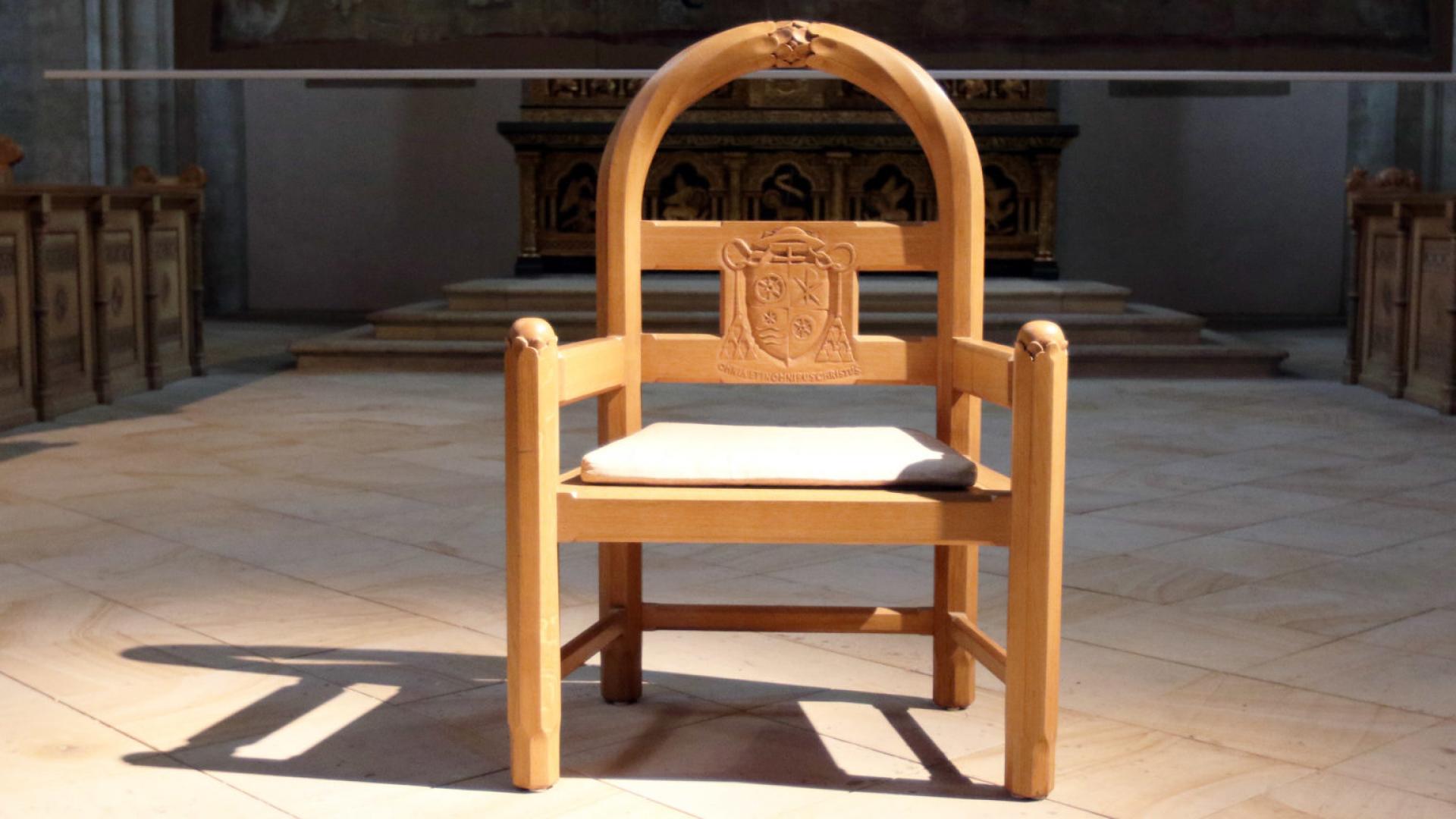 Ein Stuhl ohne Besatz auf der Lehne