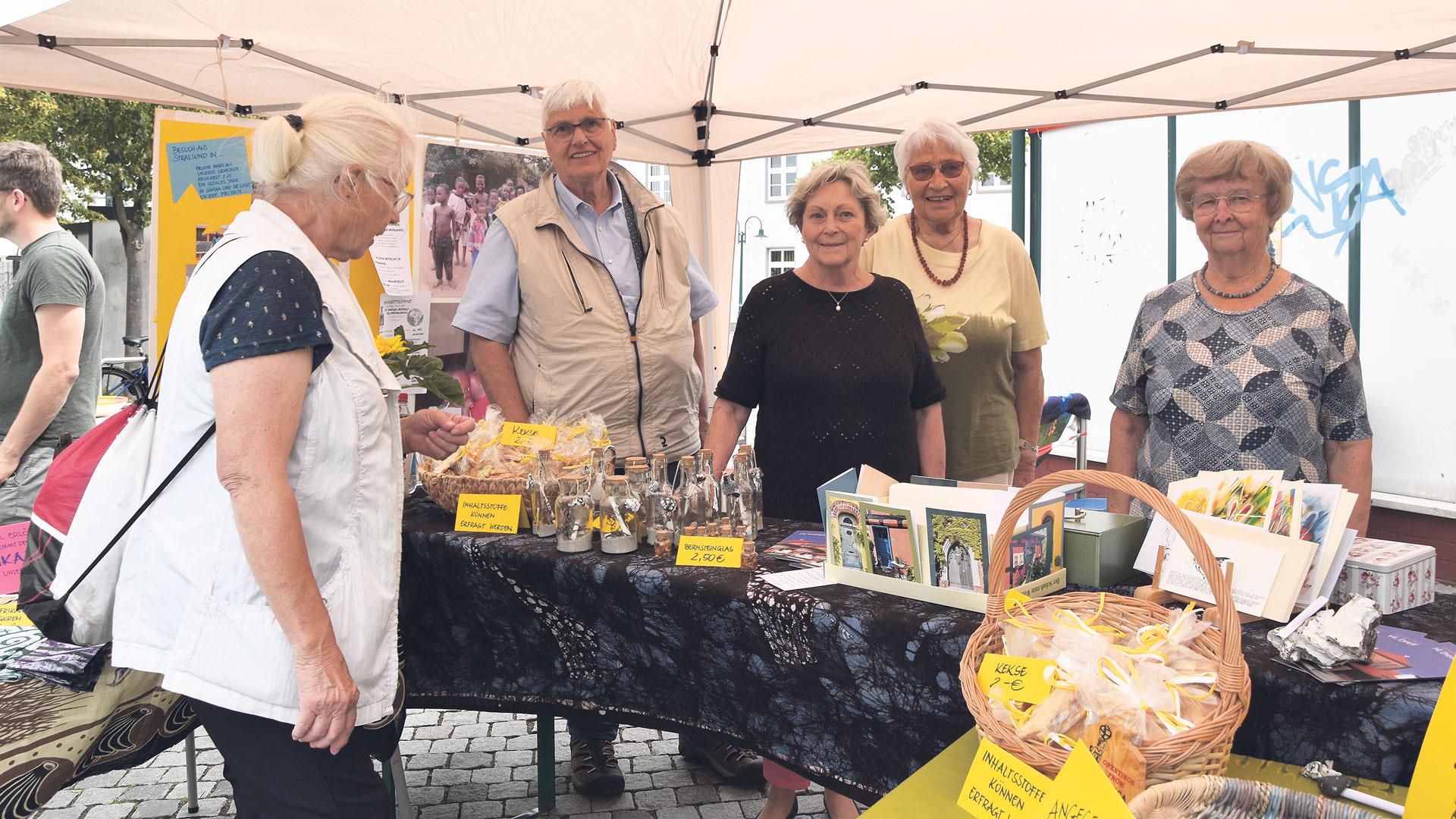 Engagierte des Afrikakreises Stralsund an ihrem Stand beim Ökumenischen Kirchentag Vorpommern. 
