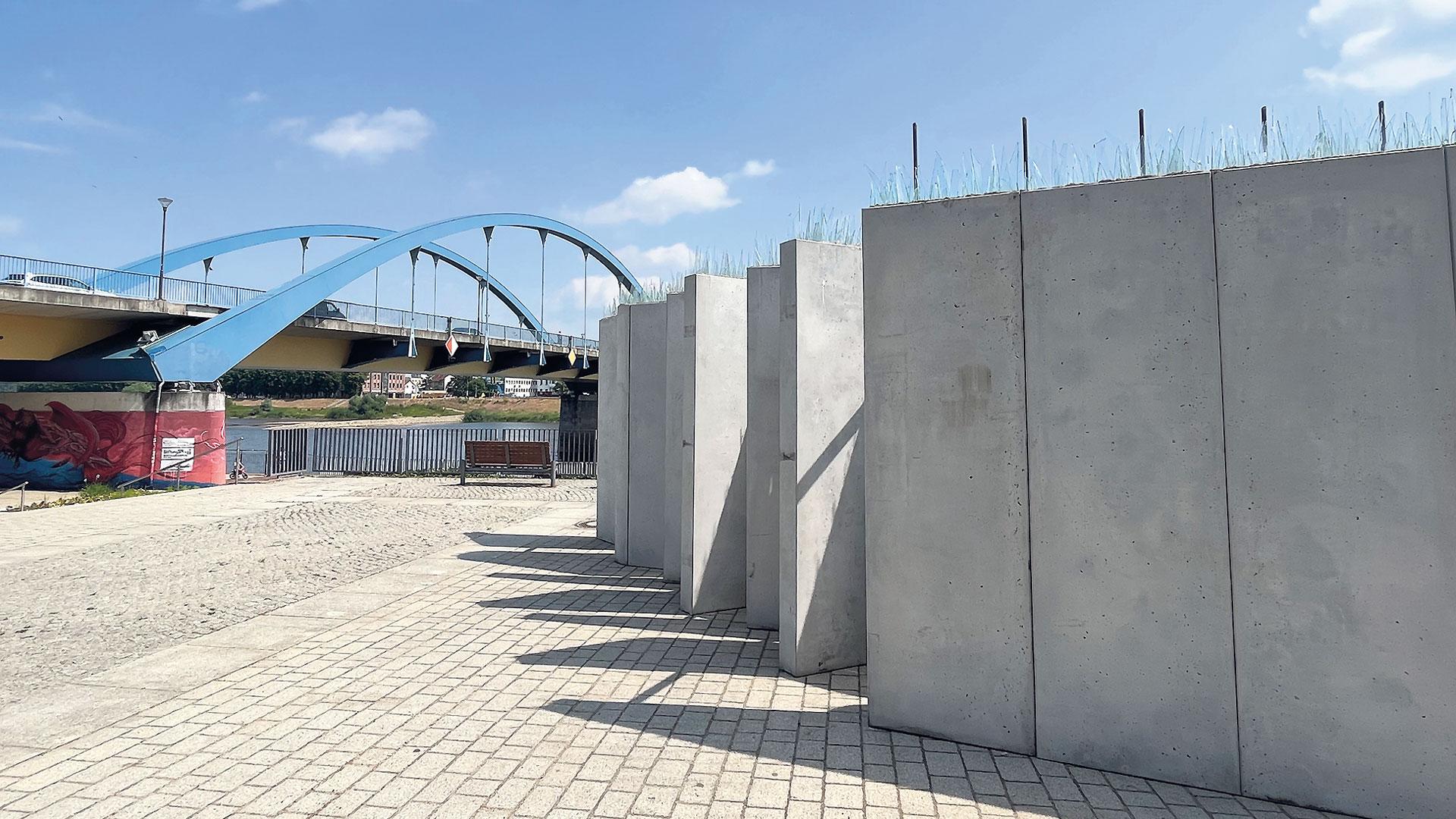 In Frankfurt (Oder) sind Grenzmauern aufgestellt.