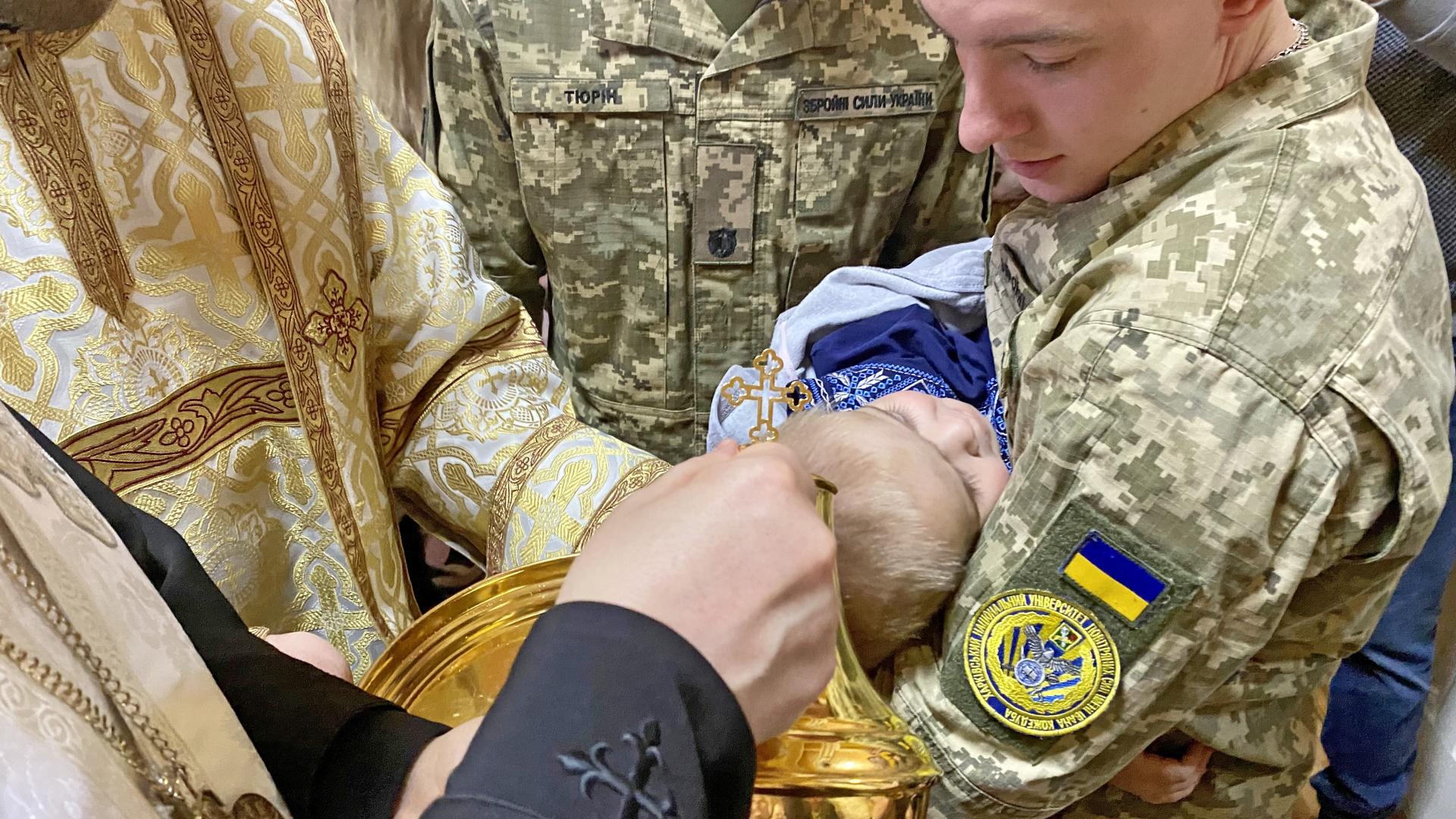 Taufe von Kind im Krieg