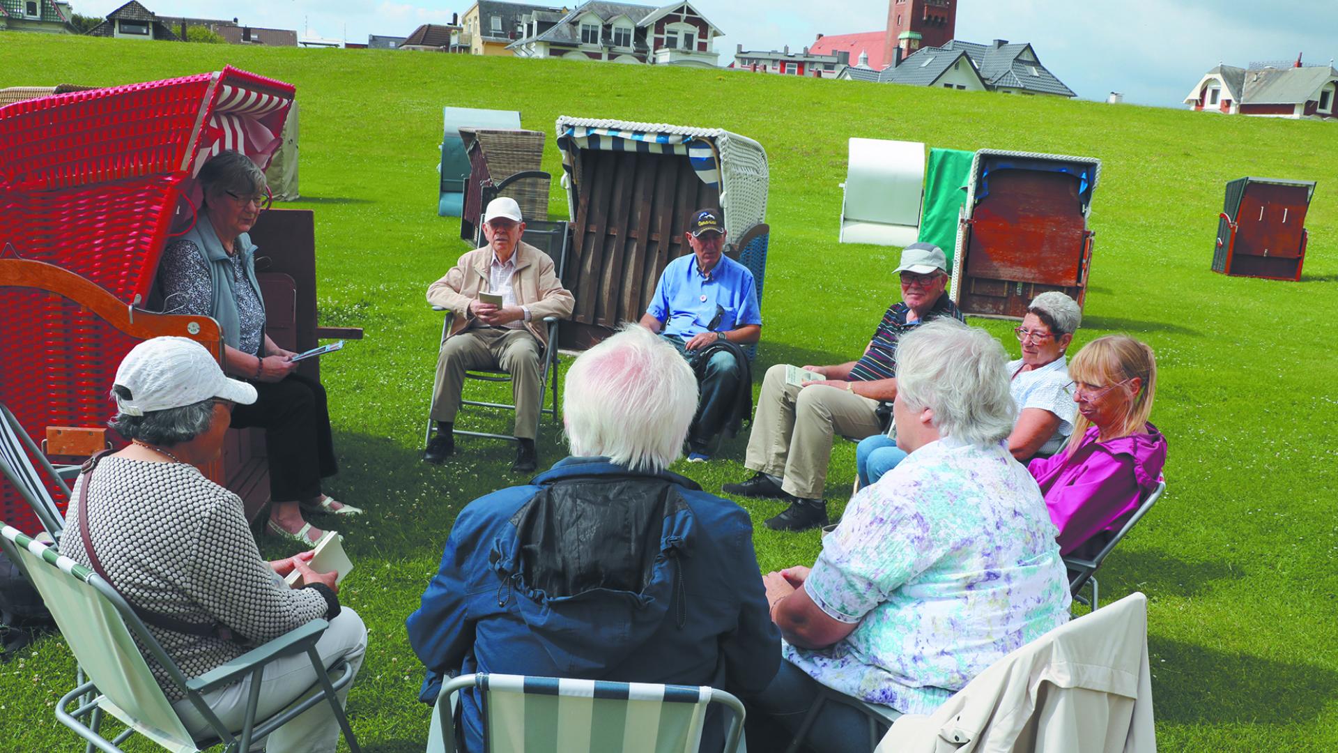 Andacht am Strand. Dazu wird regelmäßig im Rahmen der Urlauberseelsorge an der Nordsee eingeladen.