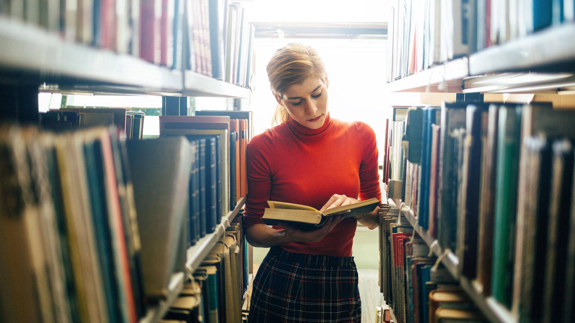 Studentin in Bibliothek