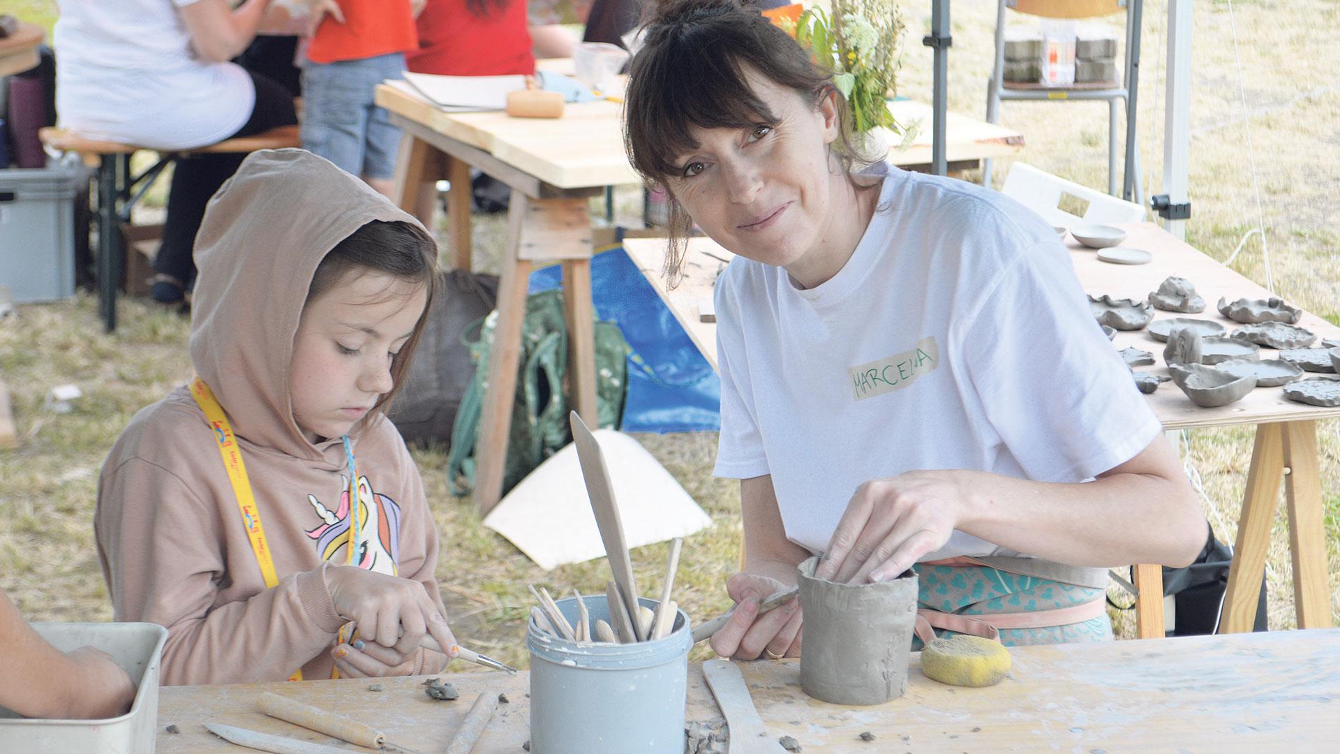 Keramikerin Marcena zeigt ihr Handwerk