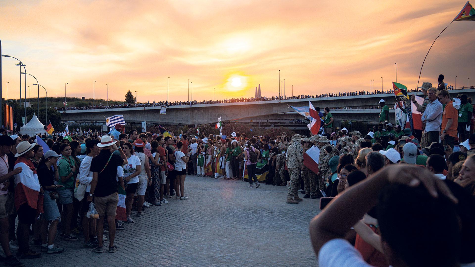 Weltjugendtagsteilnehmer im Sonnenuntergang