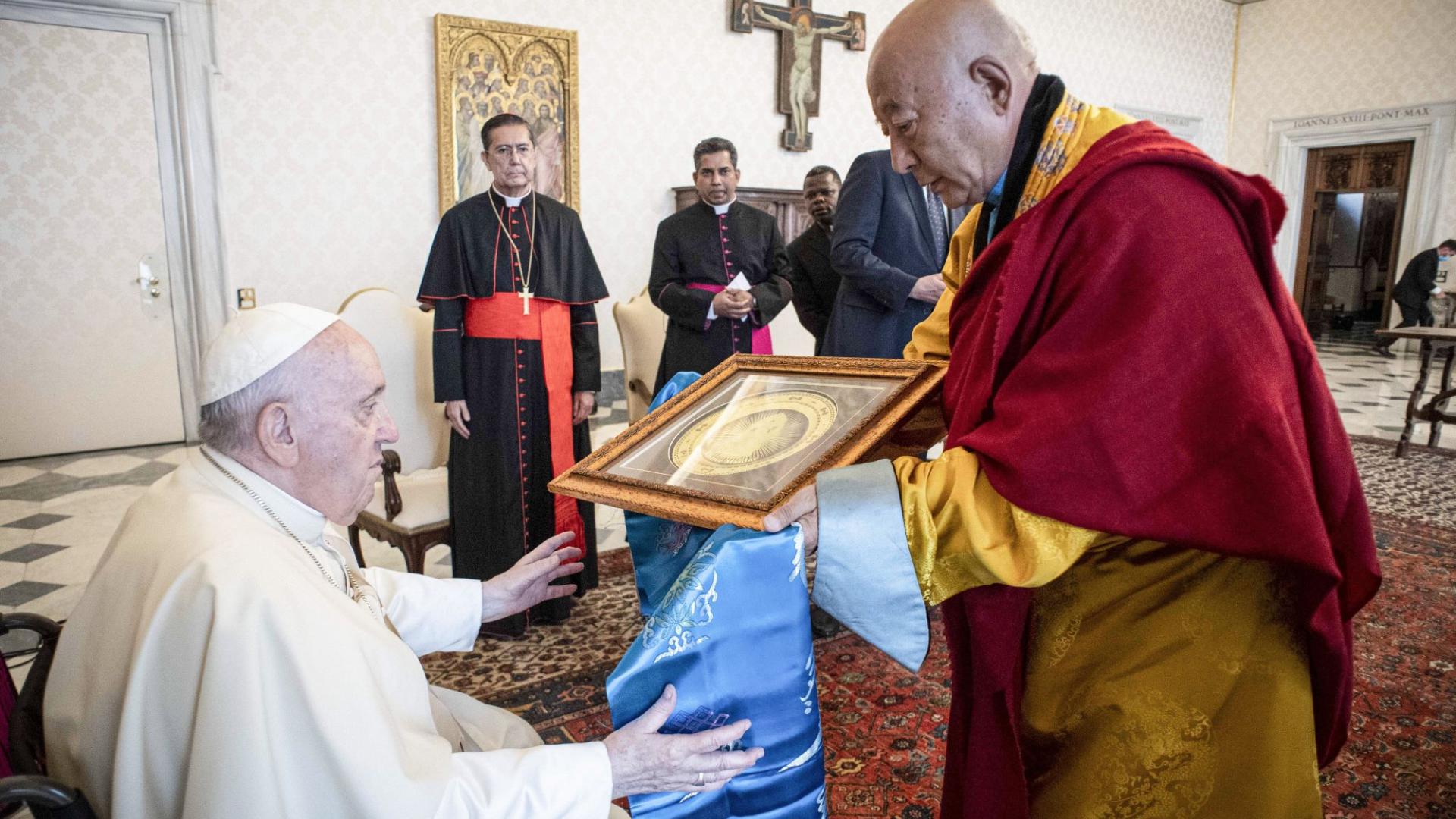 Ein Mitglied einer buddhistischen Delegation aus der Mongolei überreicht Papst Franziskus ein Geschenk im Vatikan