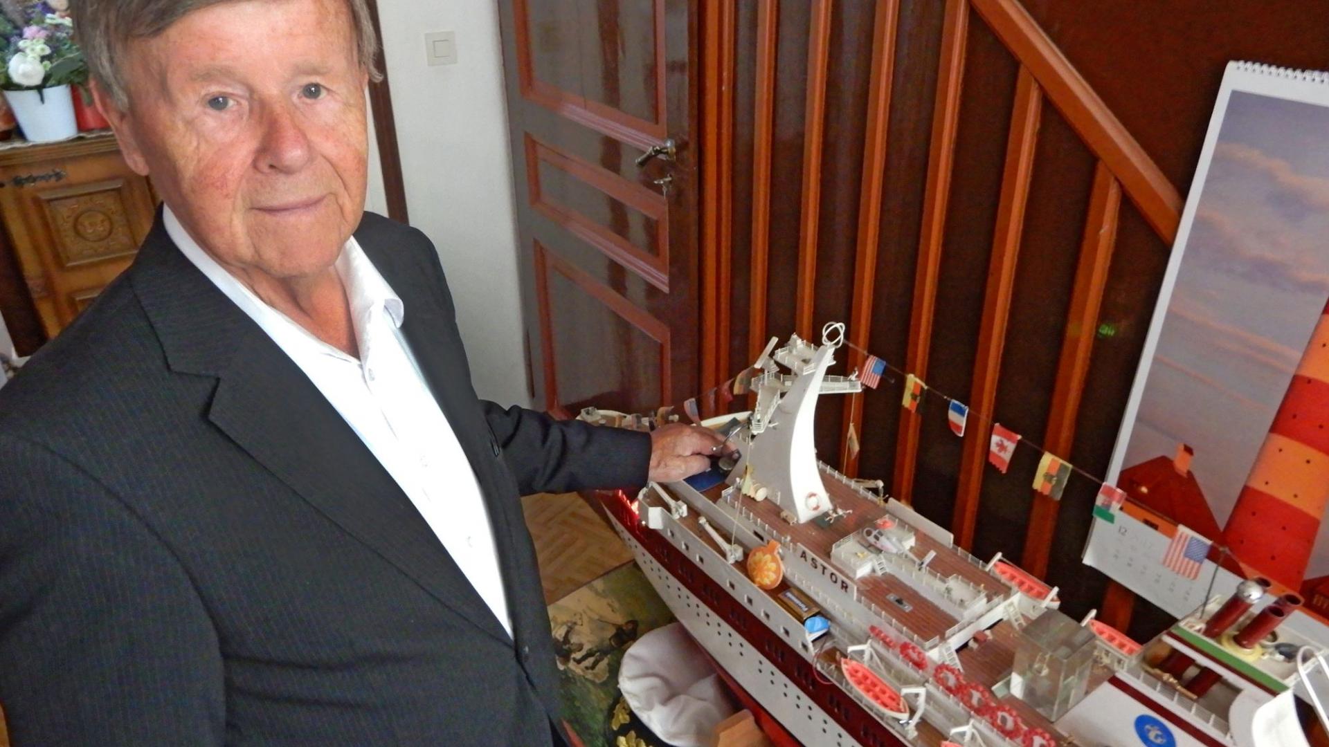 Hubert Jansen steht vor einem Schiffsmodell