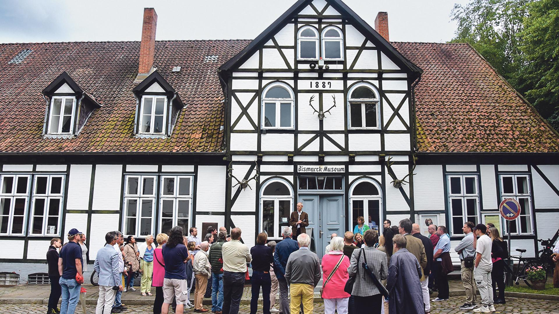 Am 125. Todestag versammelten sich am Bismarck-Museum mehrere Dutzend Menschen.