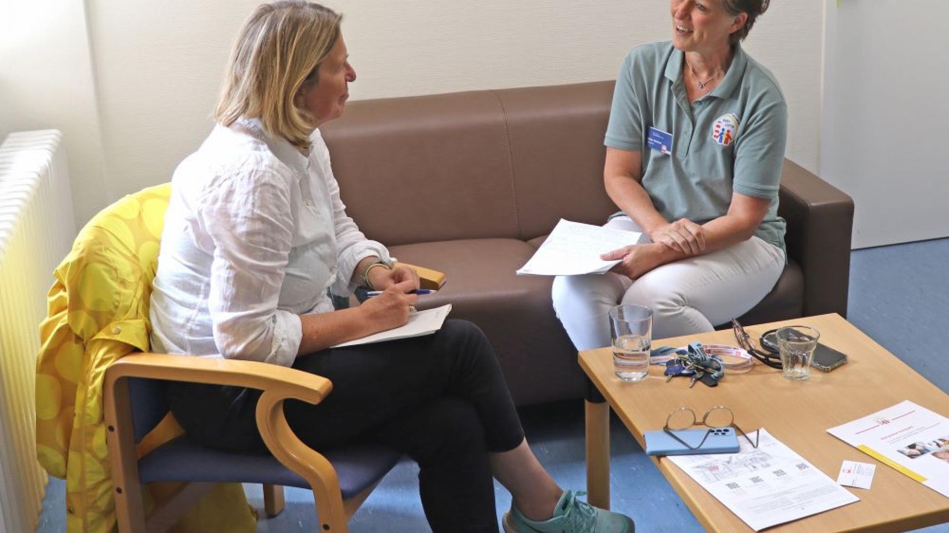 Zwei Beraterinnen im Gespräch