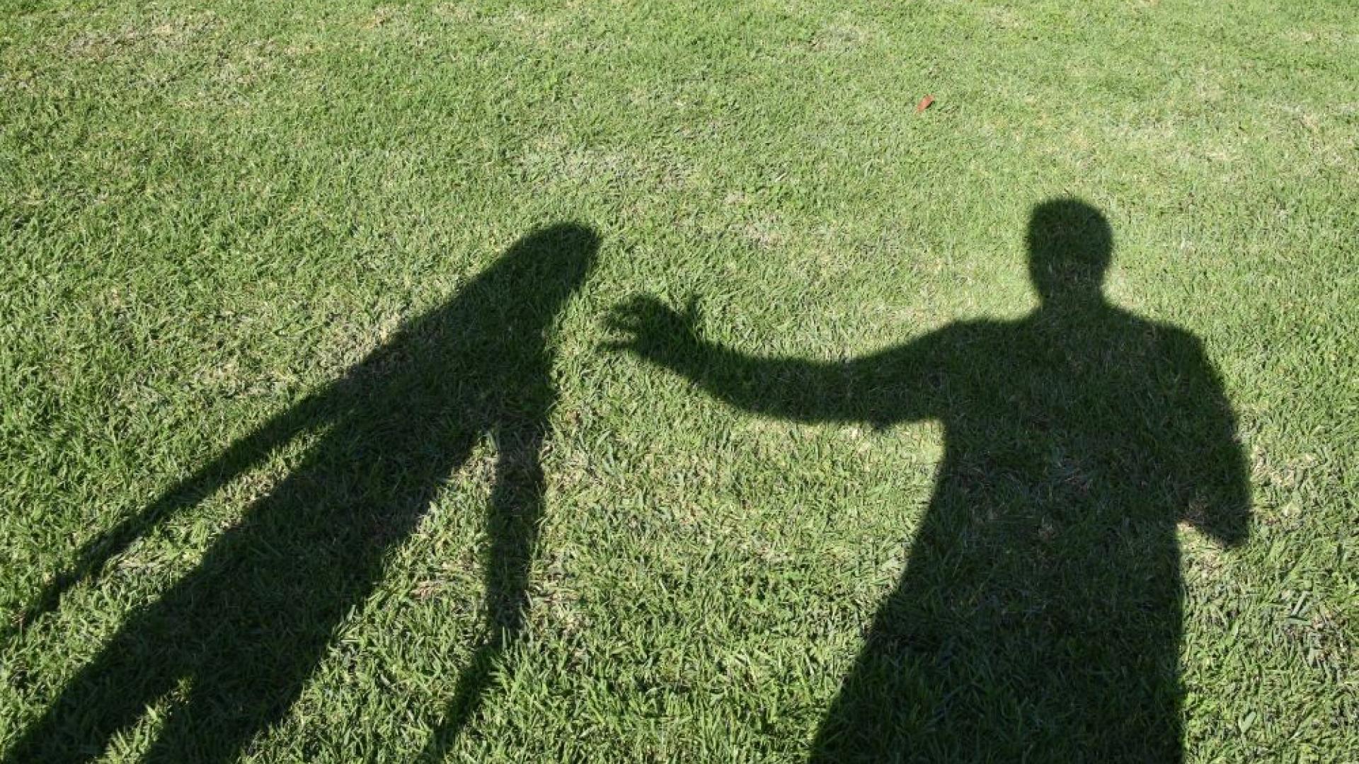 Schattenfiguren auf dem Rasen