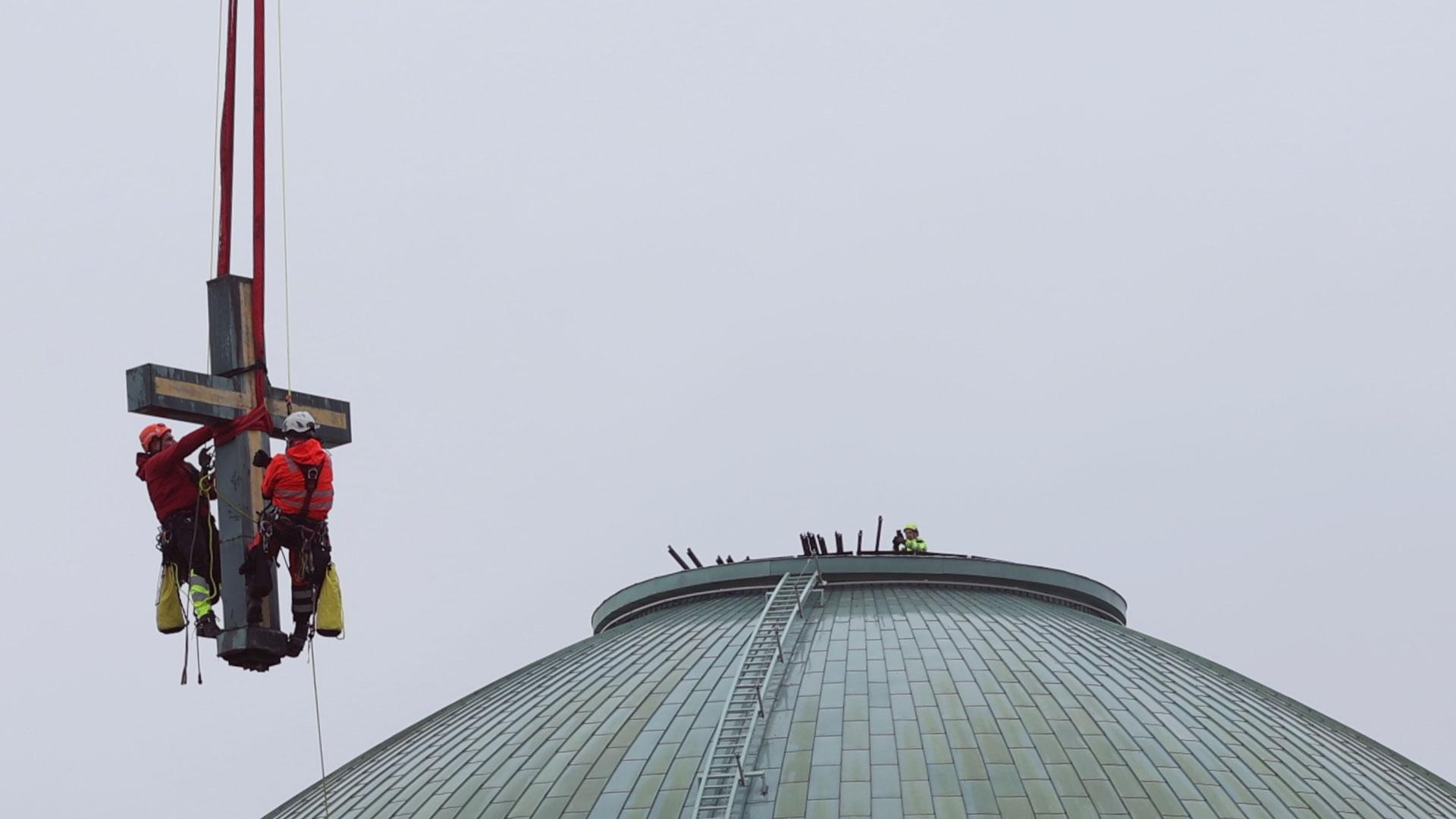 Das Kuppelkreuz wird von der Sankt Hedwigs-Kathedrale abgenommen.