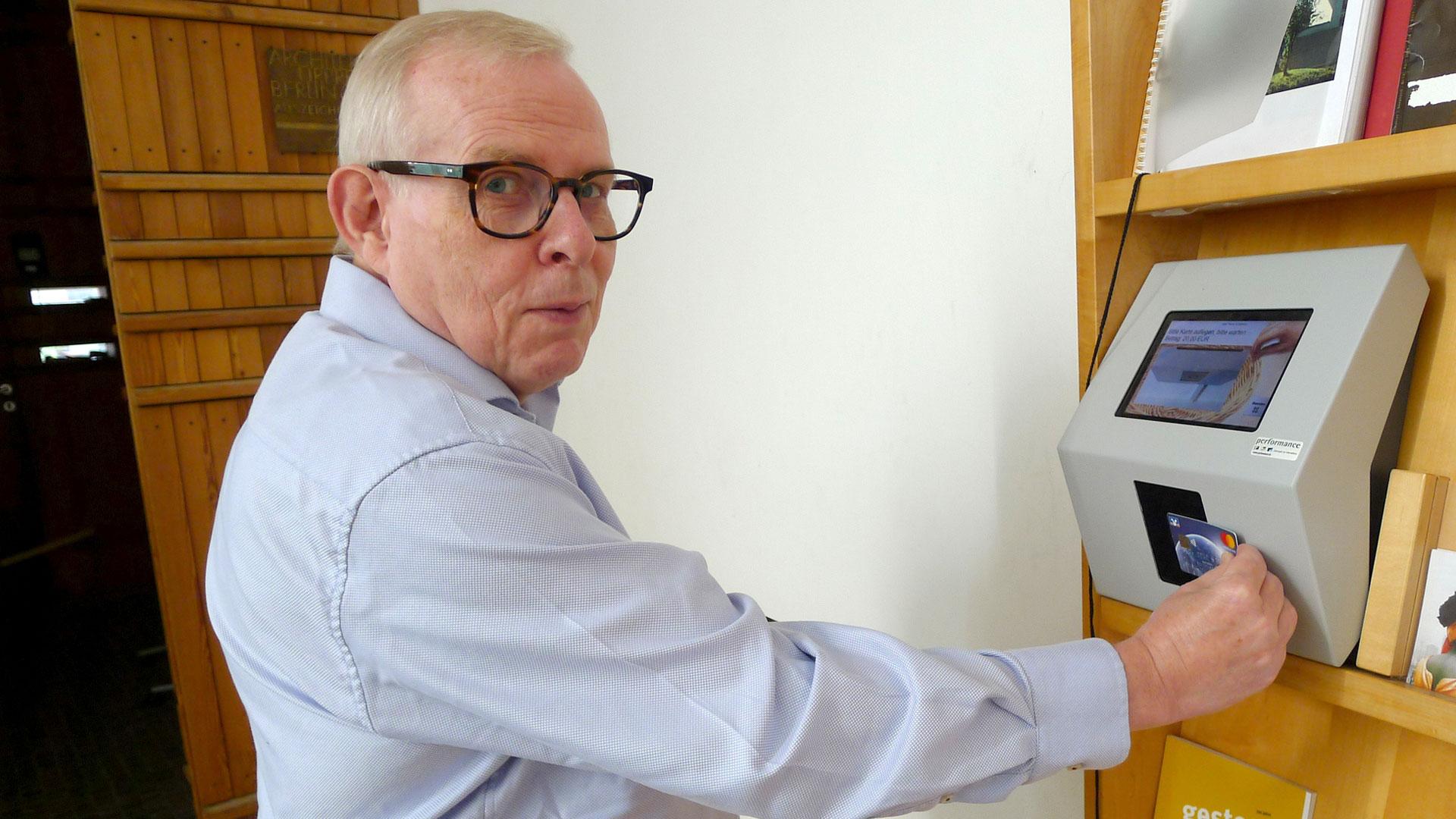 Hermann Möllers am Spendenterminal der Kirche St. Canisius Berlin-Charlottenburg