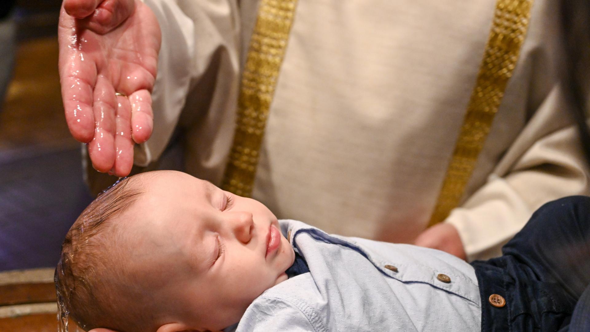 Ein Kind wird getauft