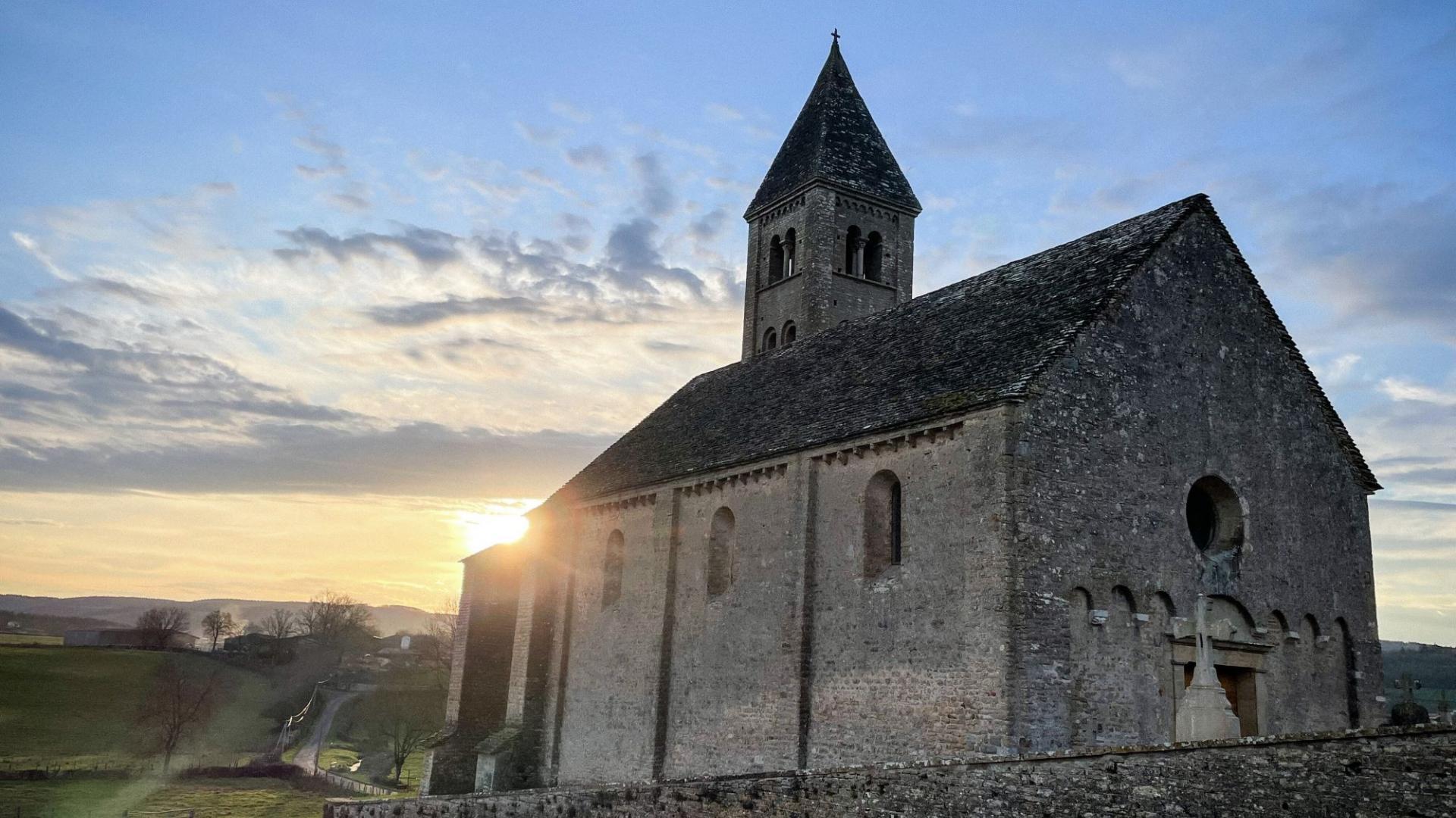 Eine Dorfkirche im Frankreich im Morgenlicht