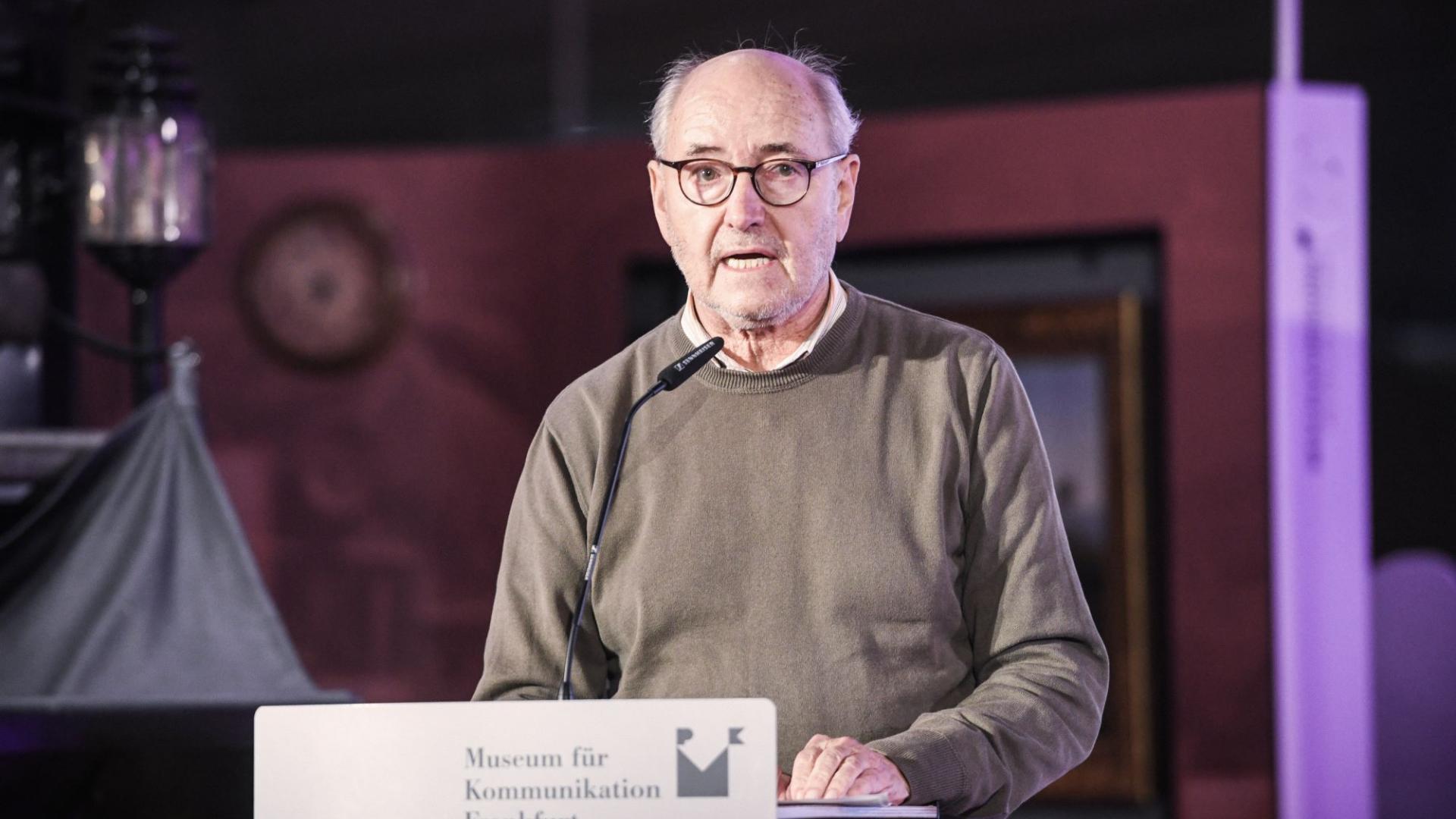 Michael Albus an einem Rednerpult