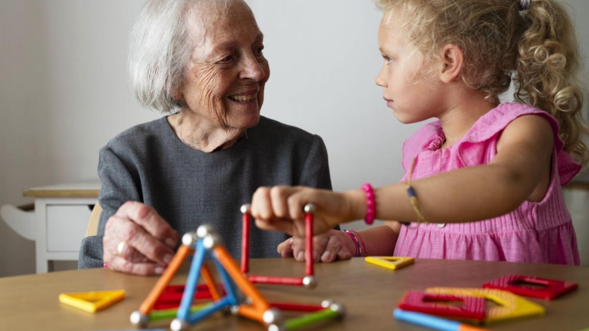 Großmutter spielt mit ihrer Enkelin