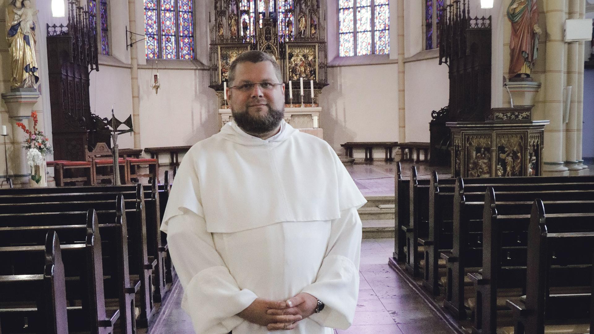 Pater Augustinus Hildebrandt in der Barmbeker Kirche St. Sophien.