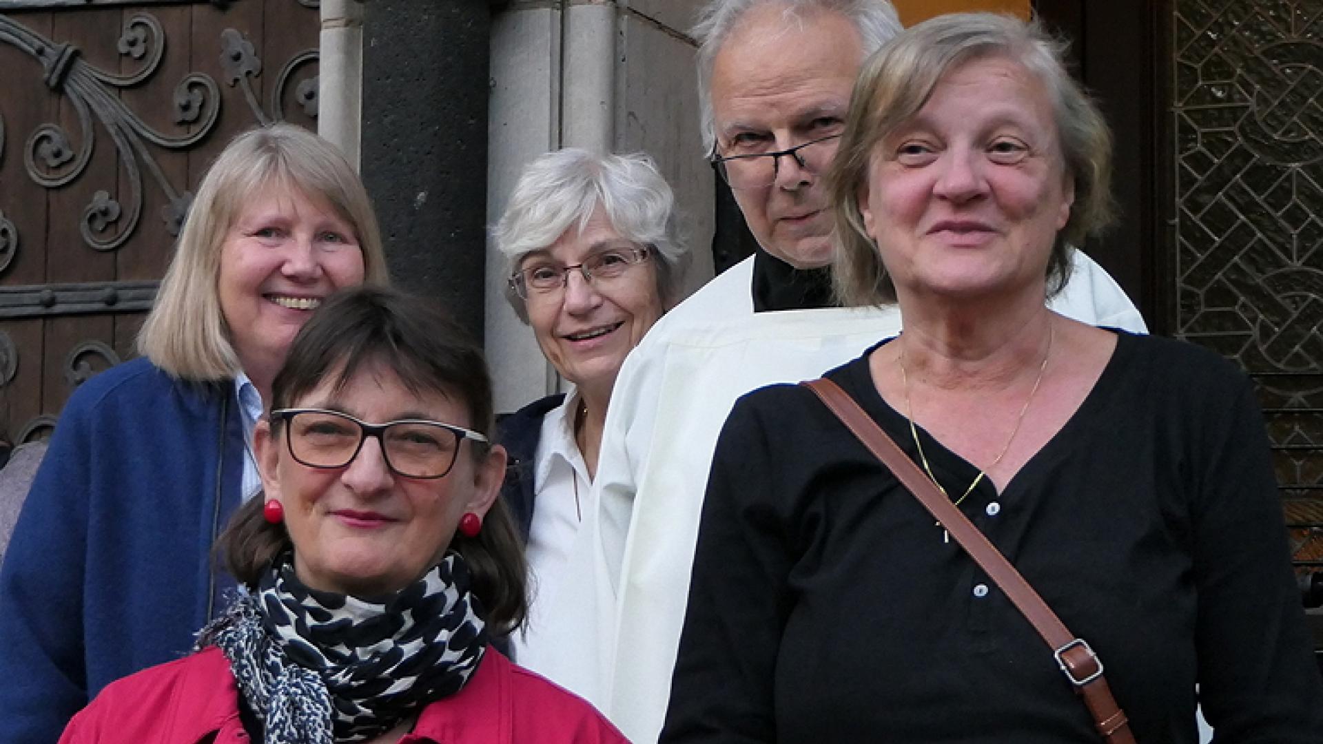 Team der Eucharistischen Anbetung vor der Berliner Johannes-Basilika