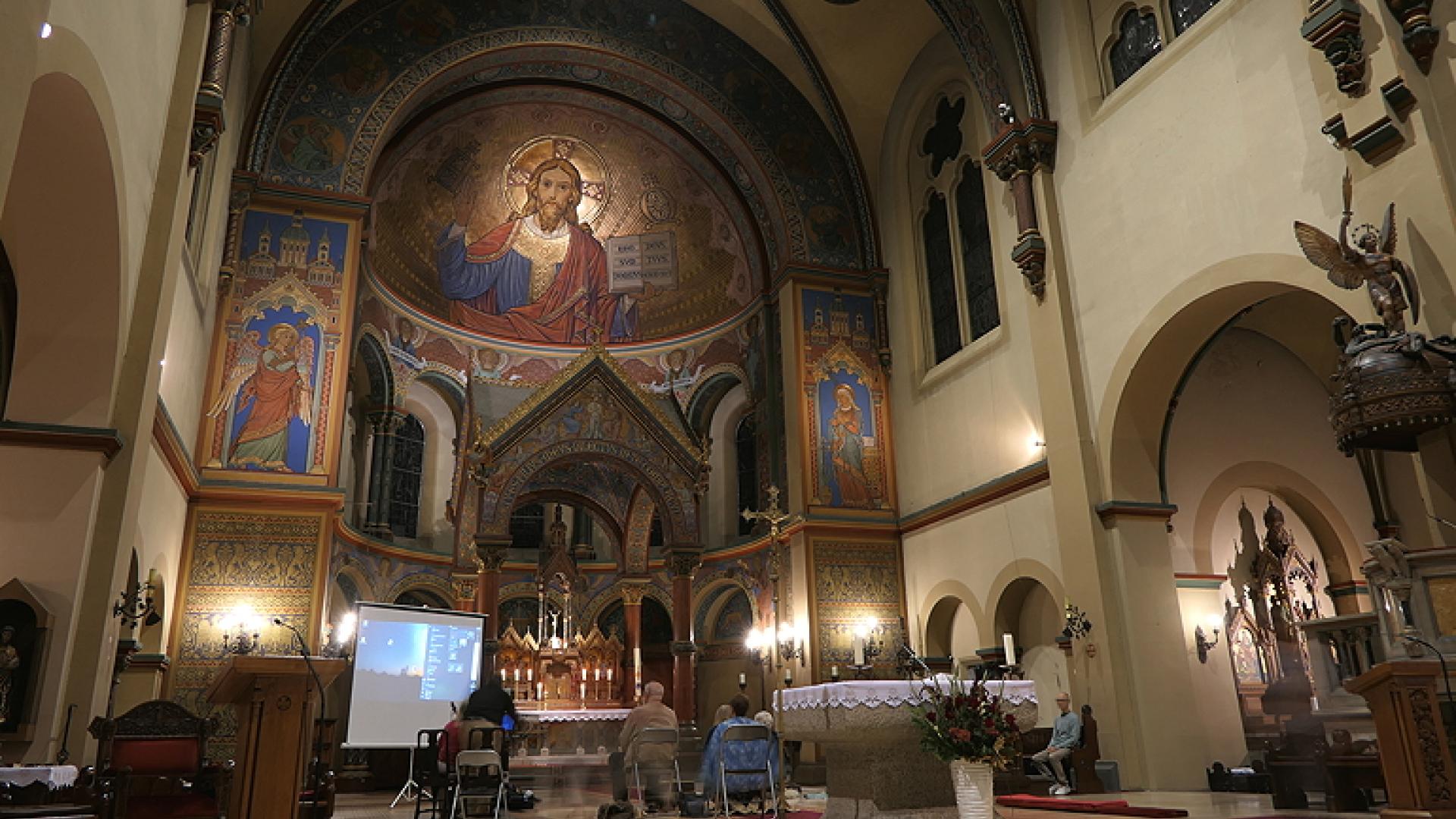 Eucharistische Anbetung in der Berliner Johannes-Basilika