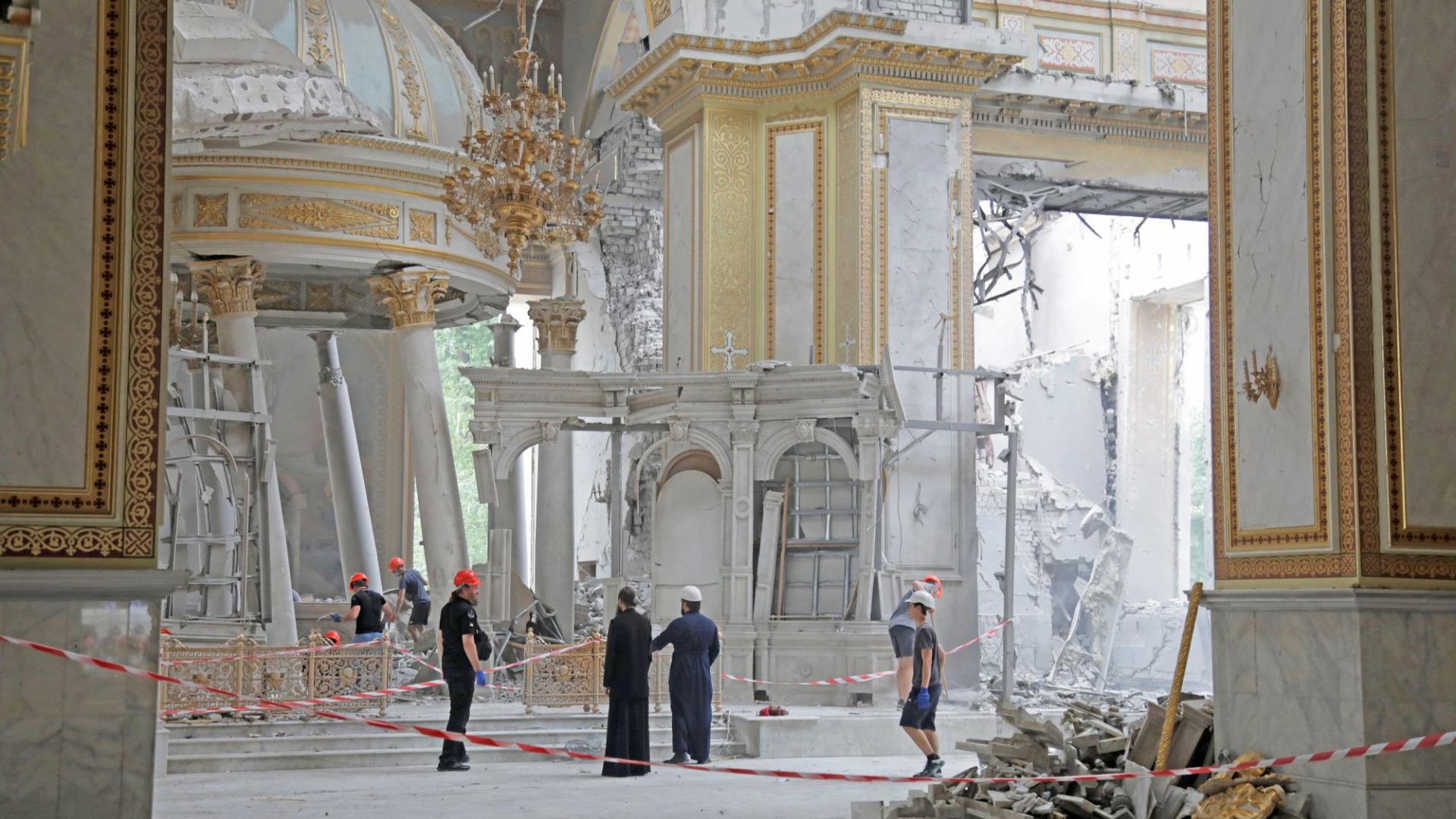 Blick in den durch eine russische Rakete zerstörten Altarraum der Verklärungskathedrale in Odessa