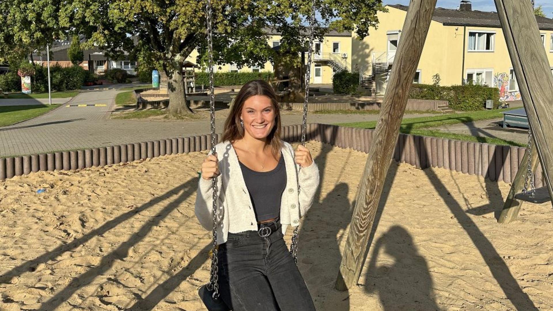 Frau auf der Schaukel