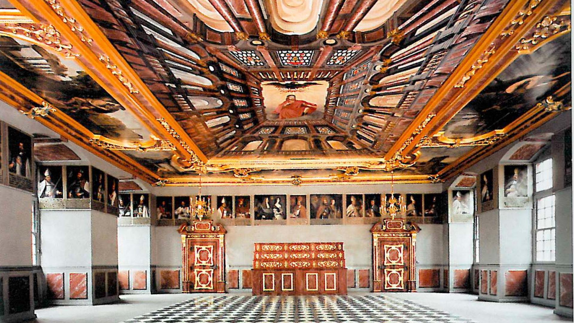 Ein großer Saal mit einem Deckengemälde
