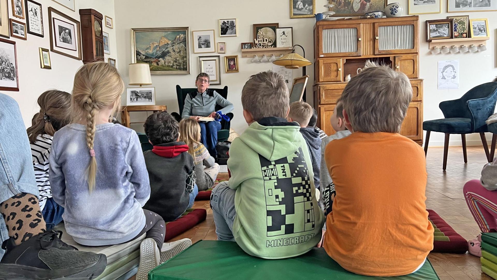 Fantasie anregen und Konzentration einüben: Gertrud Hellbrück engagiert sich als Vorlese-Oma im Inklusiven Campus Duderstadt.