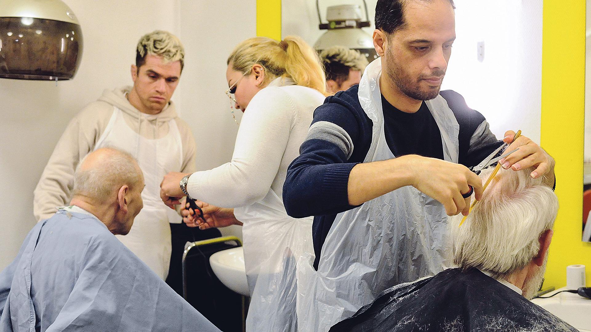 Hochbetrieb im ehrenamtlichen Frisiersalon des Malteserstifts St. Maximilian Kolbe in Wilhelmsburg.