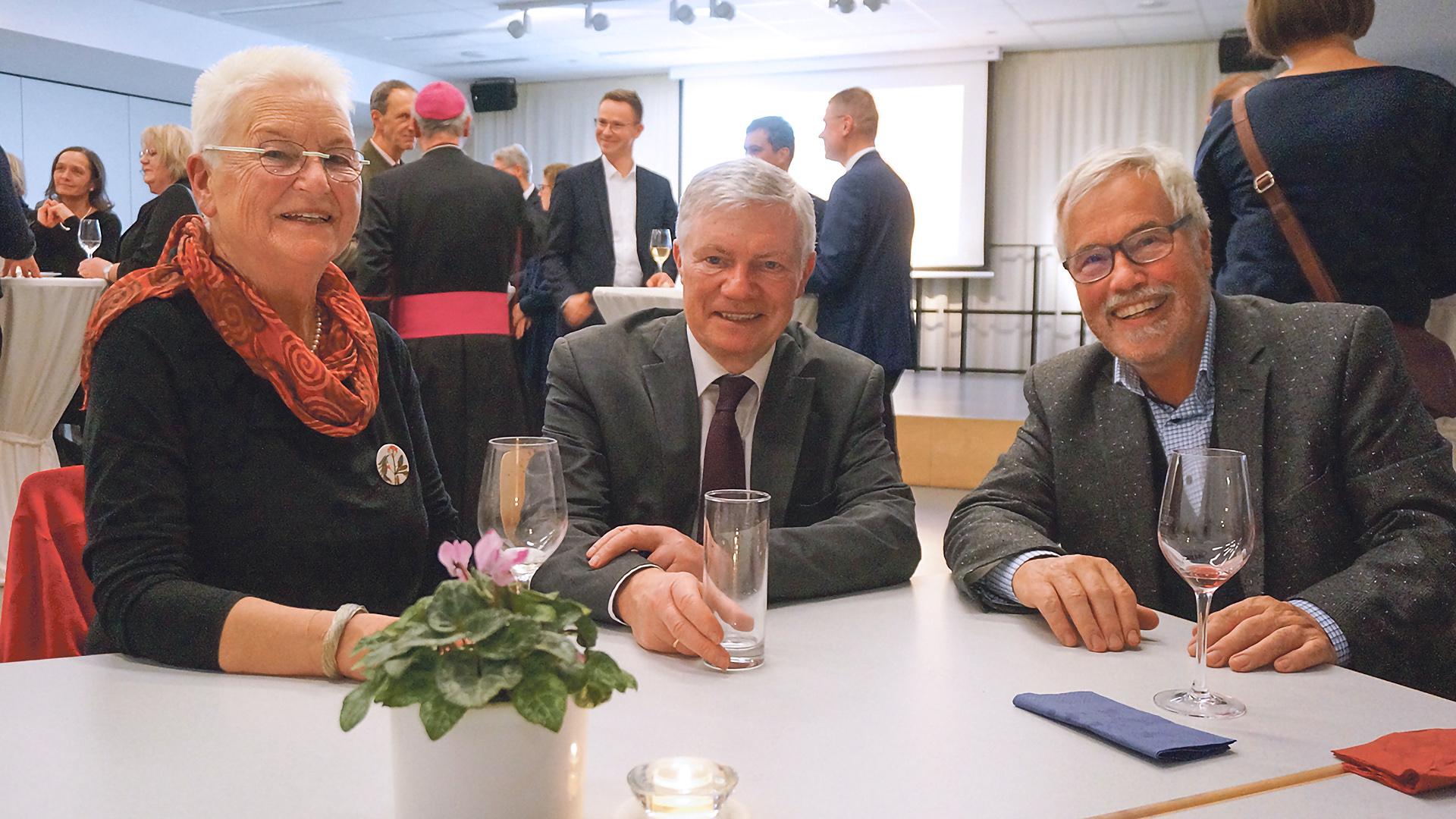 Die Förderer der Niels-Stensen-Schule: Uschi Schmitt, die erste Schulleiterin, der erste Vorsitzende des Schulvereins, Hasko Schubert und sein Nachfolger und Initiator des Planes Schule: Dr. Georg Diederich.