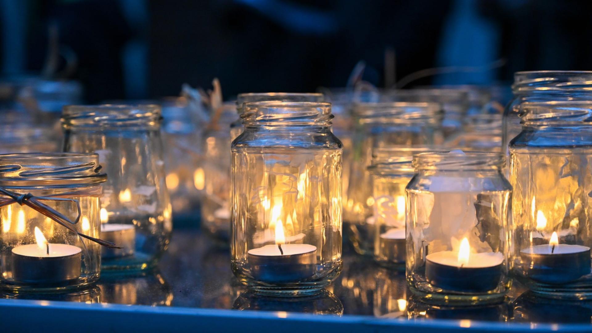 Kerzen mit dem Friedenslicht leuchten 