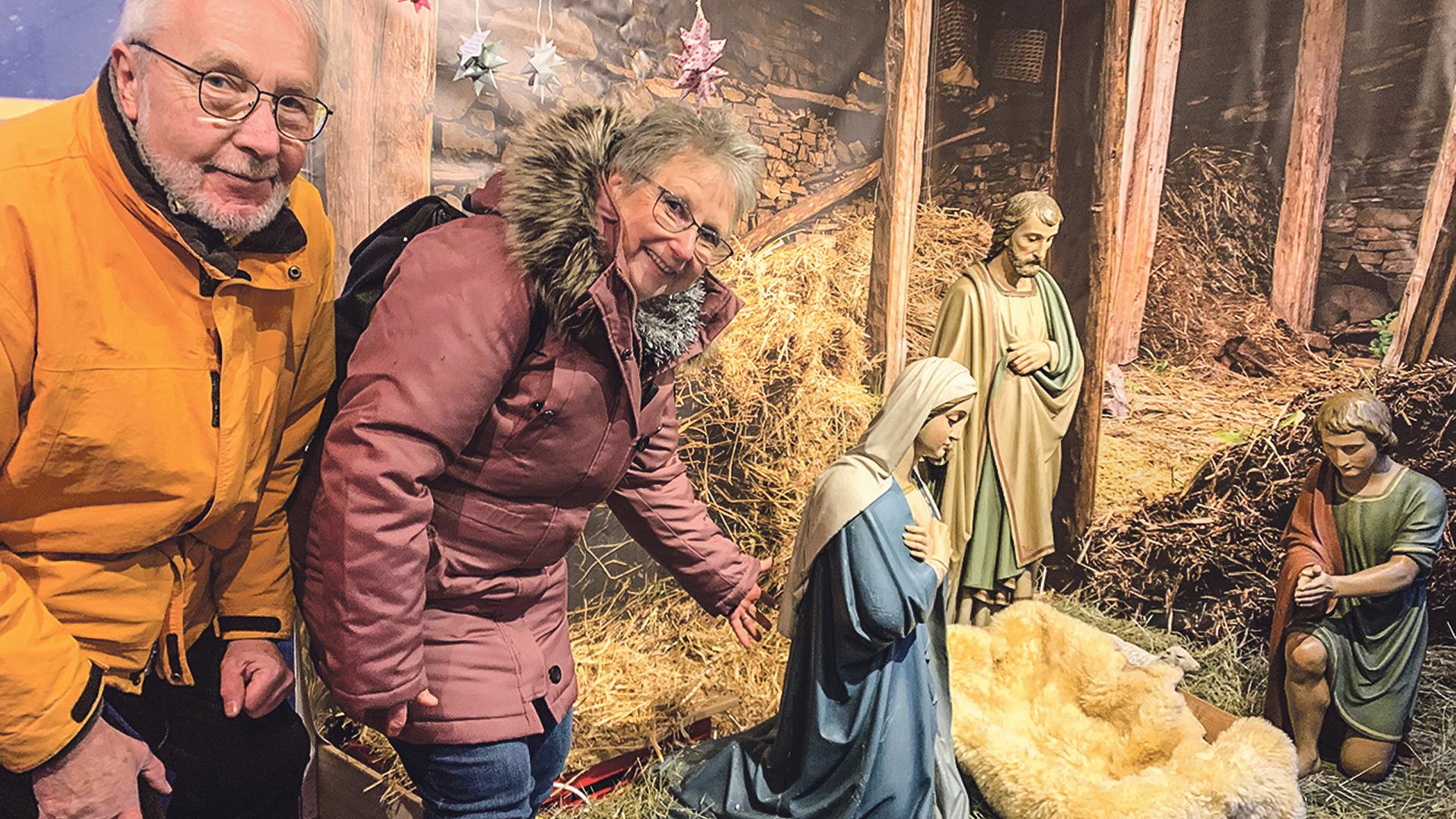 Martin Hievecke und Christiane Strunck erklären die Krippe.