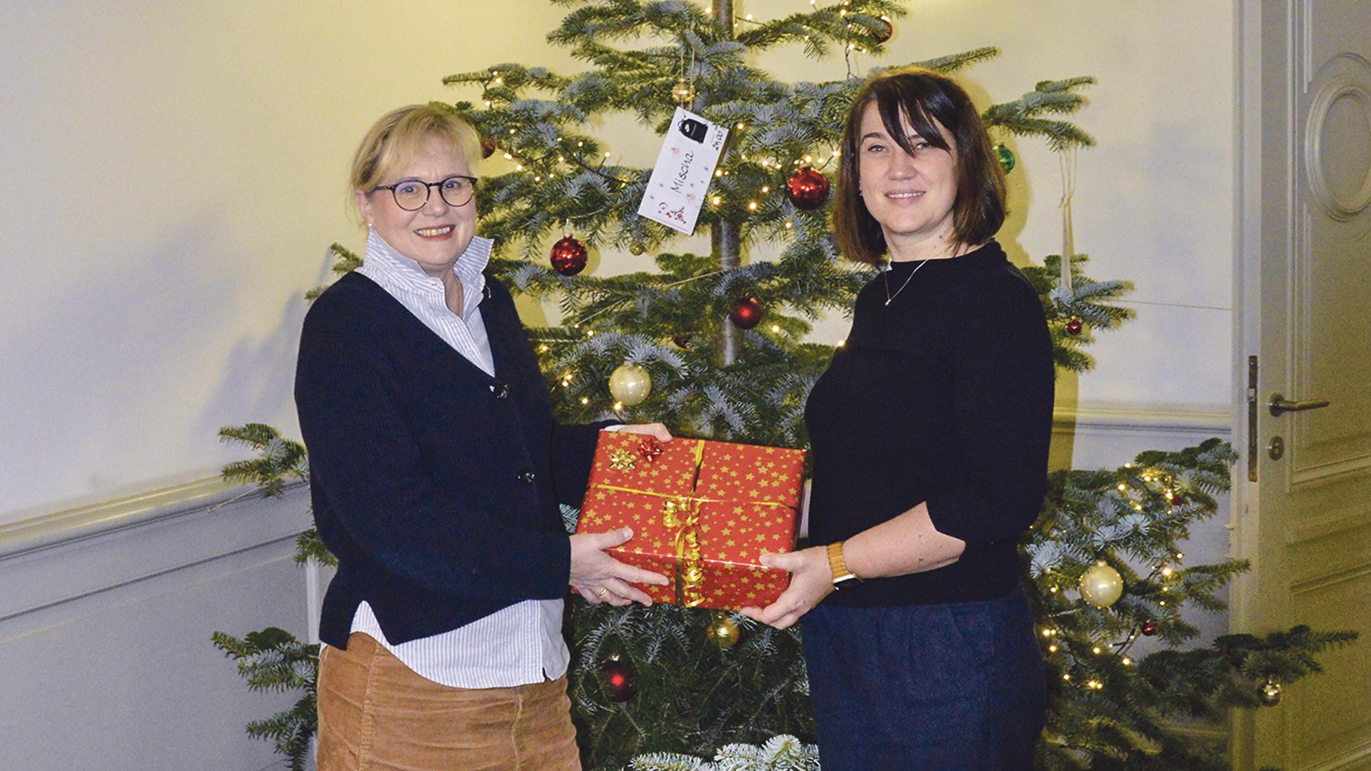 Jacqueline Bernhardt übergibt ihre Spende an Ursula Soumagne-Nagler.