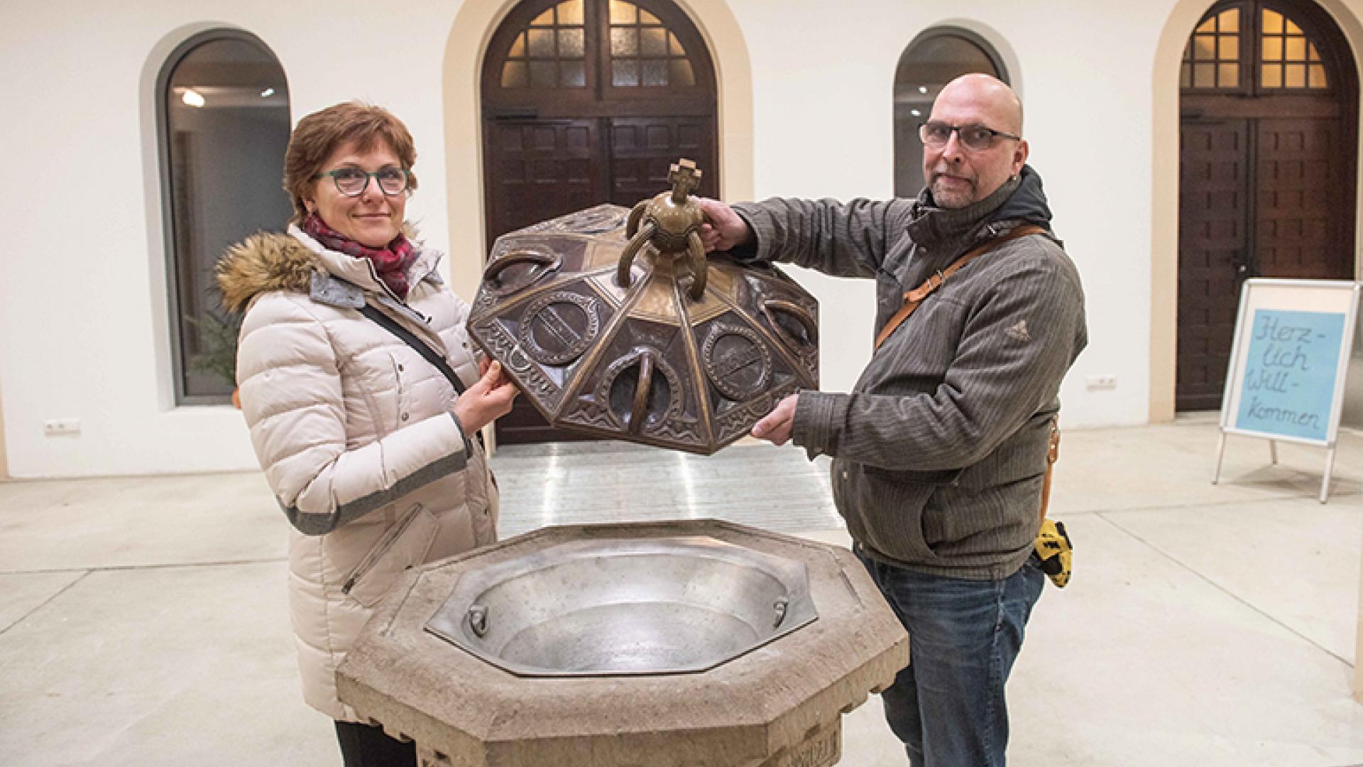 Altes Taufbecken in neuem Raum