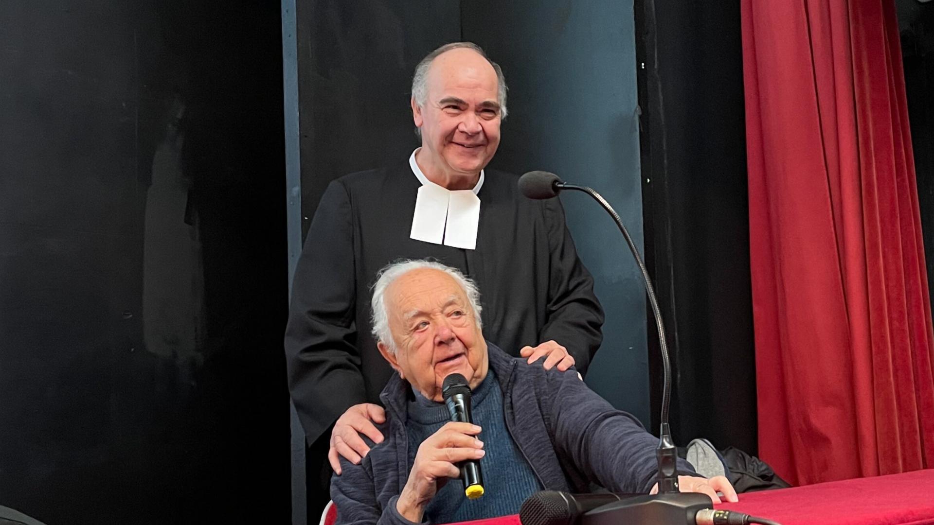 Fausto Zabban, Überlebender des Holocaust, spricht während einer Gedenkveranstaltung am 30. Januar 2024 in der katholischen Schule "Collegio San Giuseppe" in Rom (Italien). Hinter ihm: Frater Alessandro Cacciotti, Direktor der Schule. In der Schule wurden Juden vor den Nazis versteckt. 