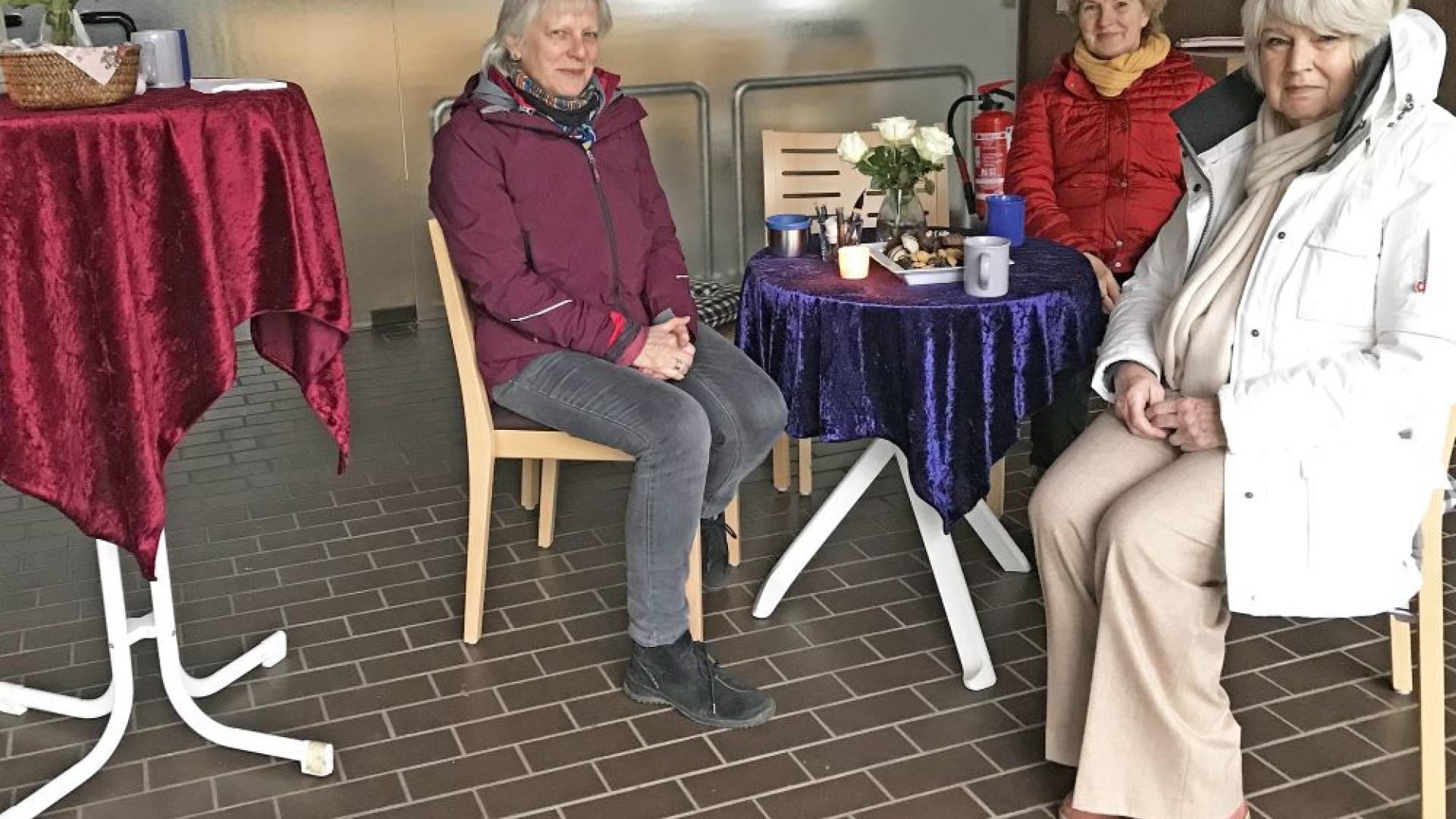 Ehrenamtliche Gesprächspartnerinnen in der Kapelle