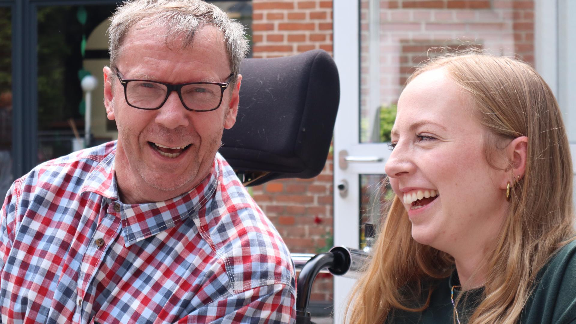 Ein Mann und eine Frau lachen sich an.