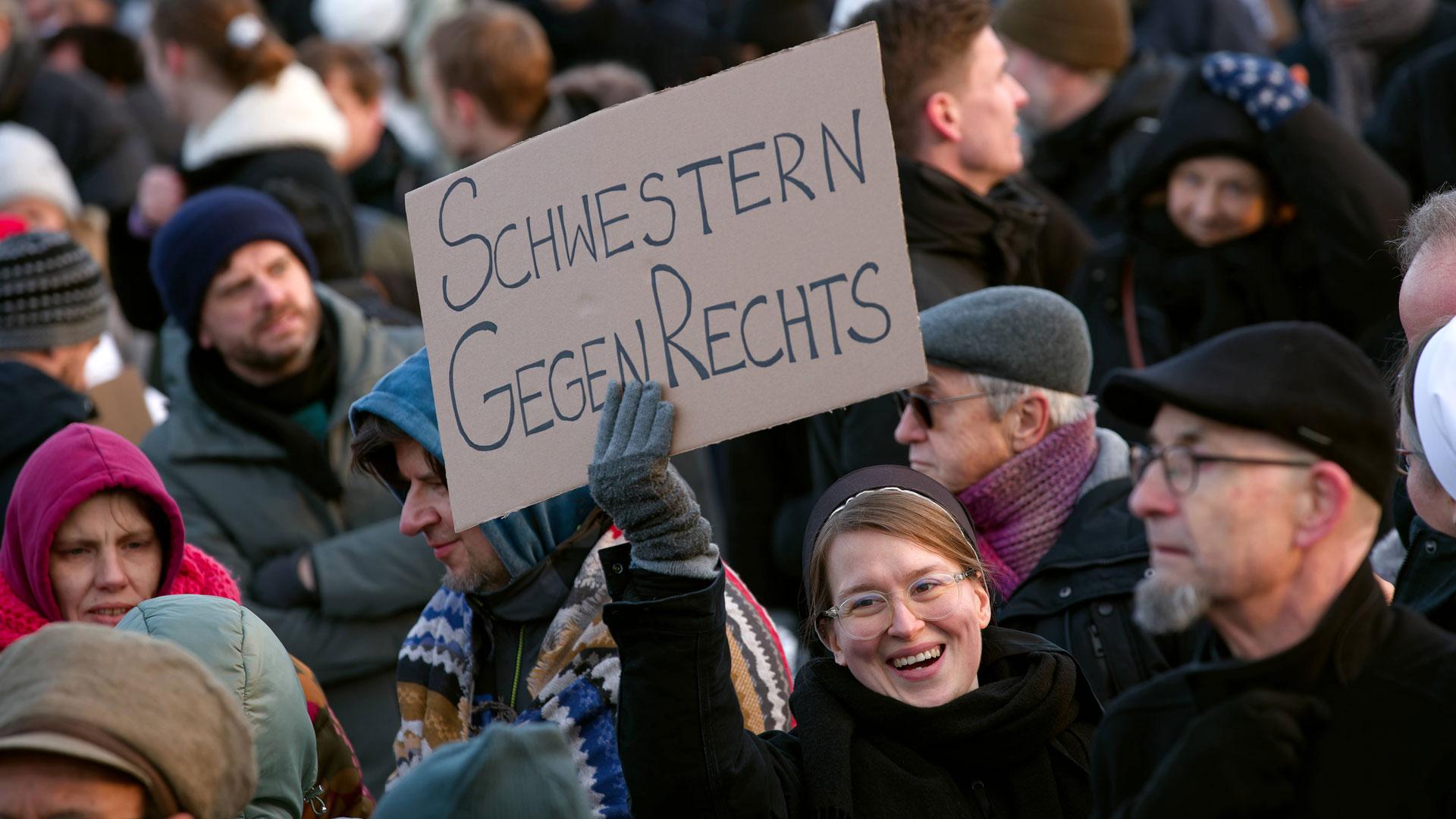 Ordensschwester auf Demonstration gegen rechts