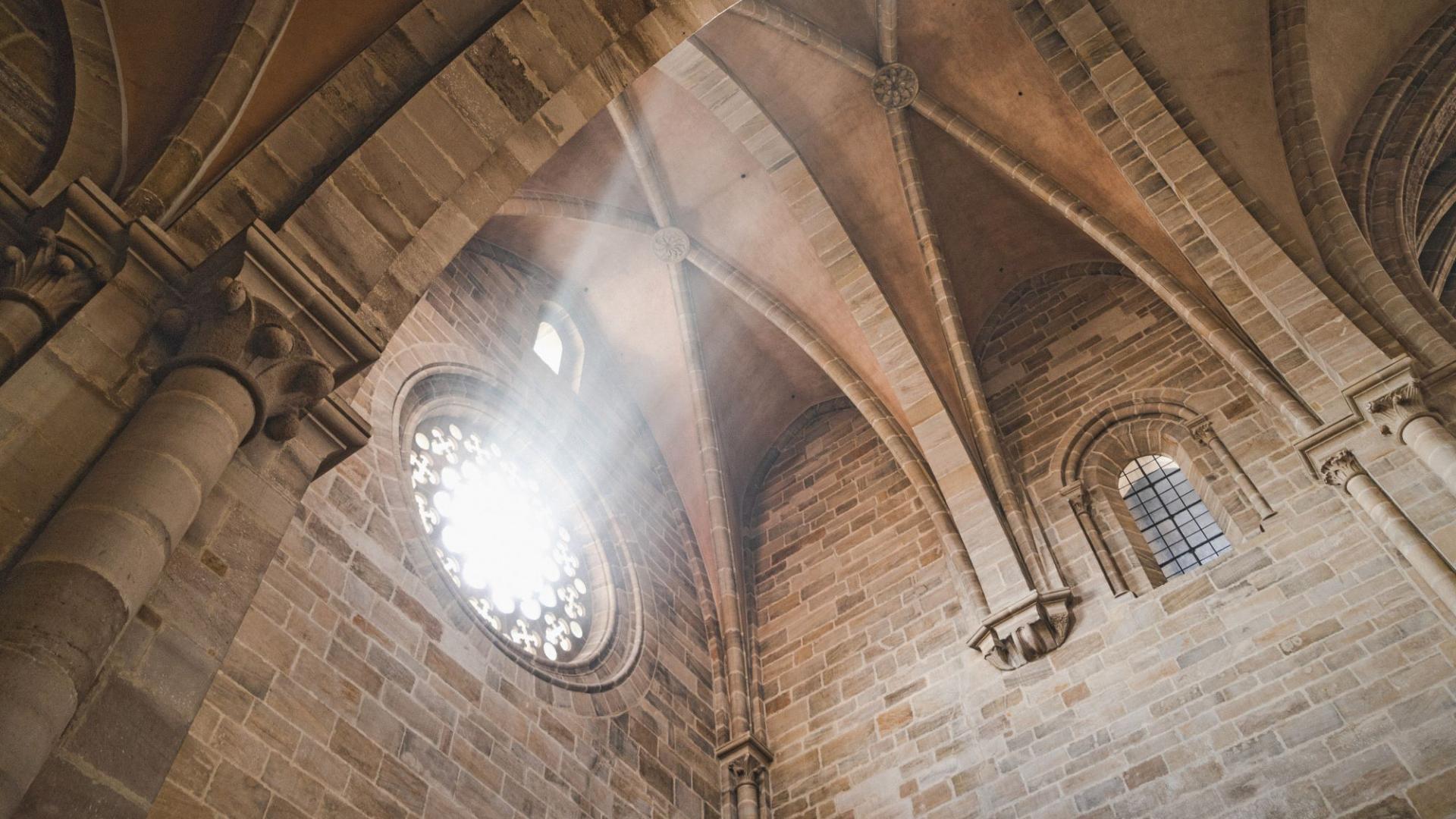 Licht scheint durch das Fenster einer Kirche