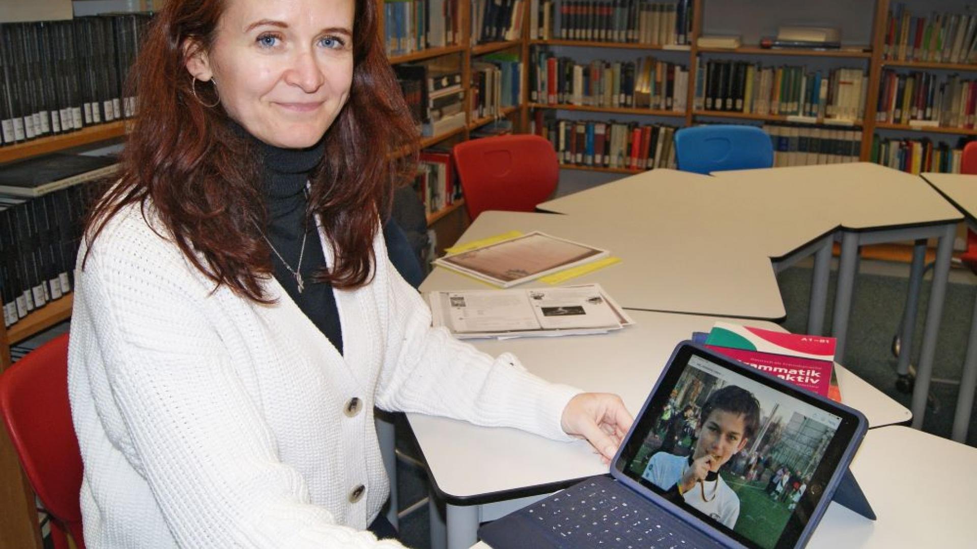 Lehrerin vor dem Laptop