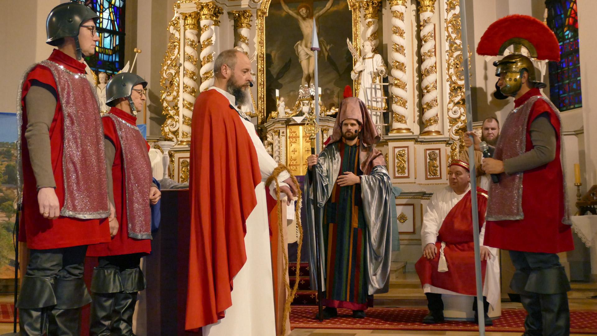 Laiendarsteller spielen die Verurteilung Jesu nach