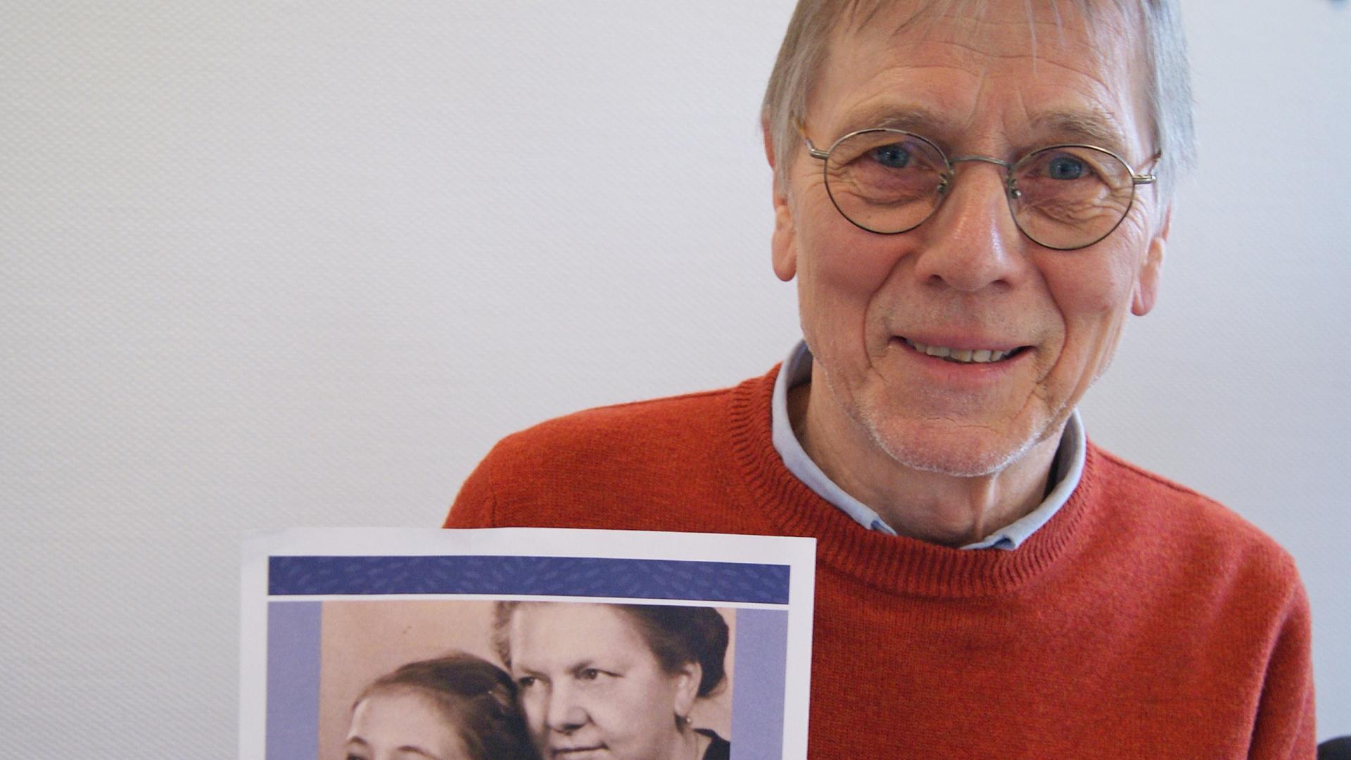 Bernd Kruse mit Plakat