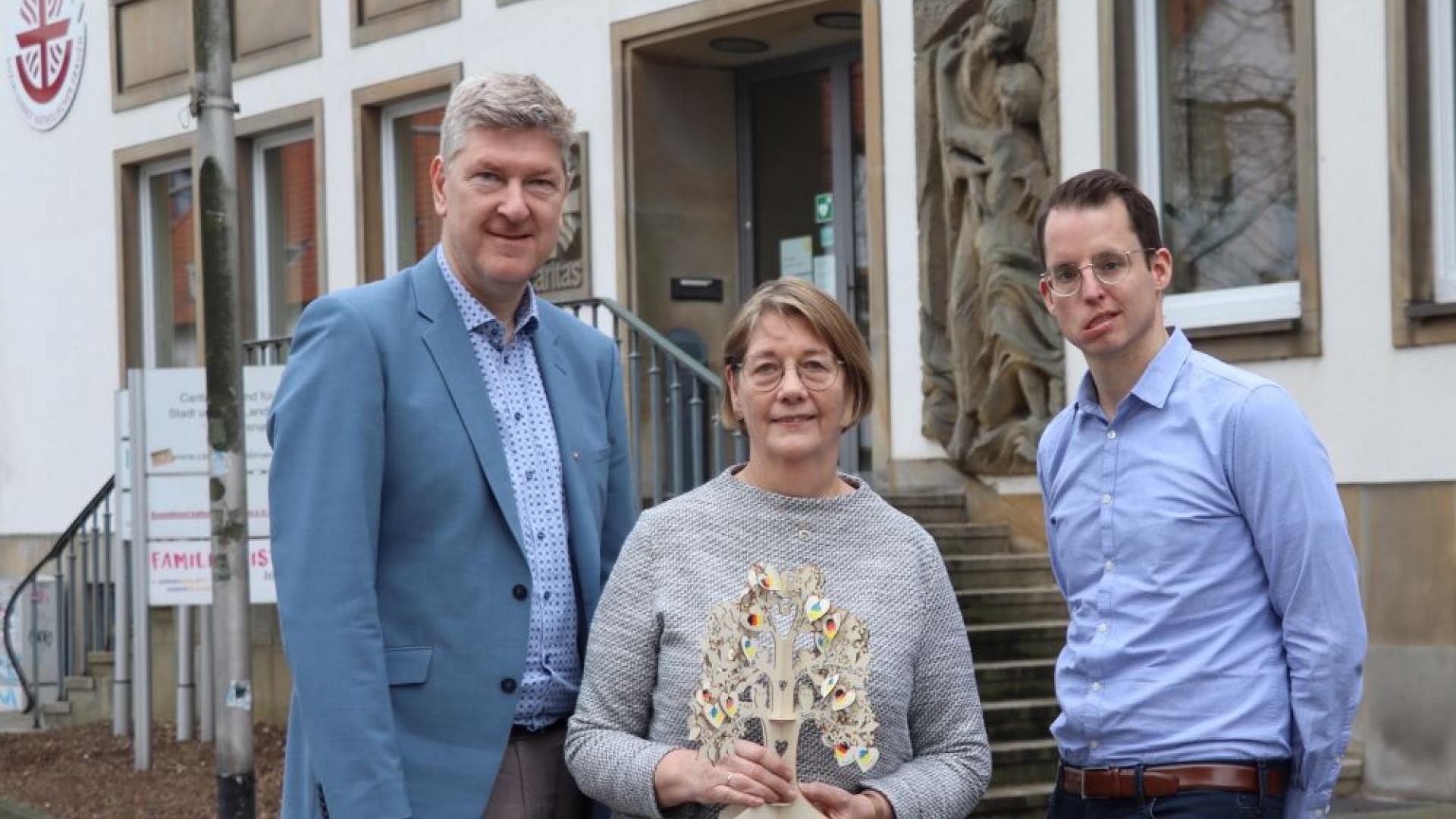 Drei Caritas-Mitarbeiter vor dem Osnabrücker Caritashaus