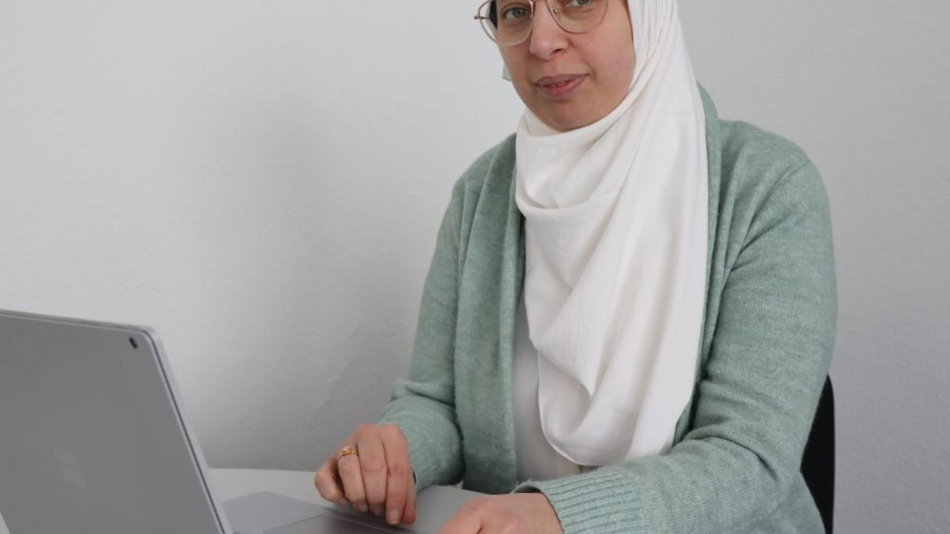 Dua Zeitun am Laptop