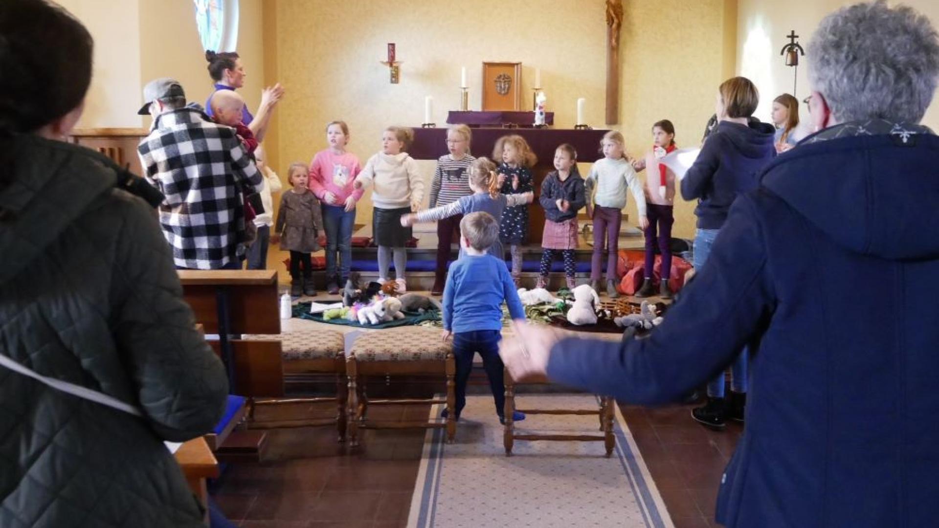 Kinder spielen im Altarraum