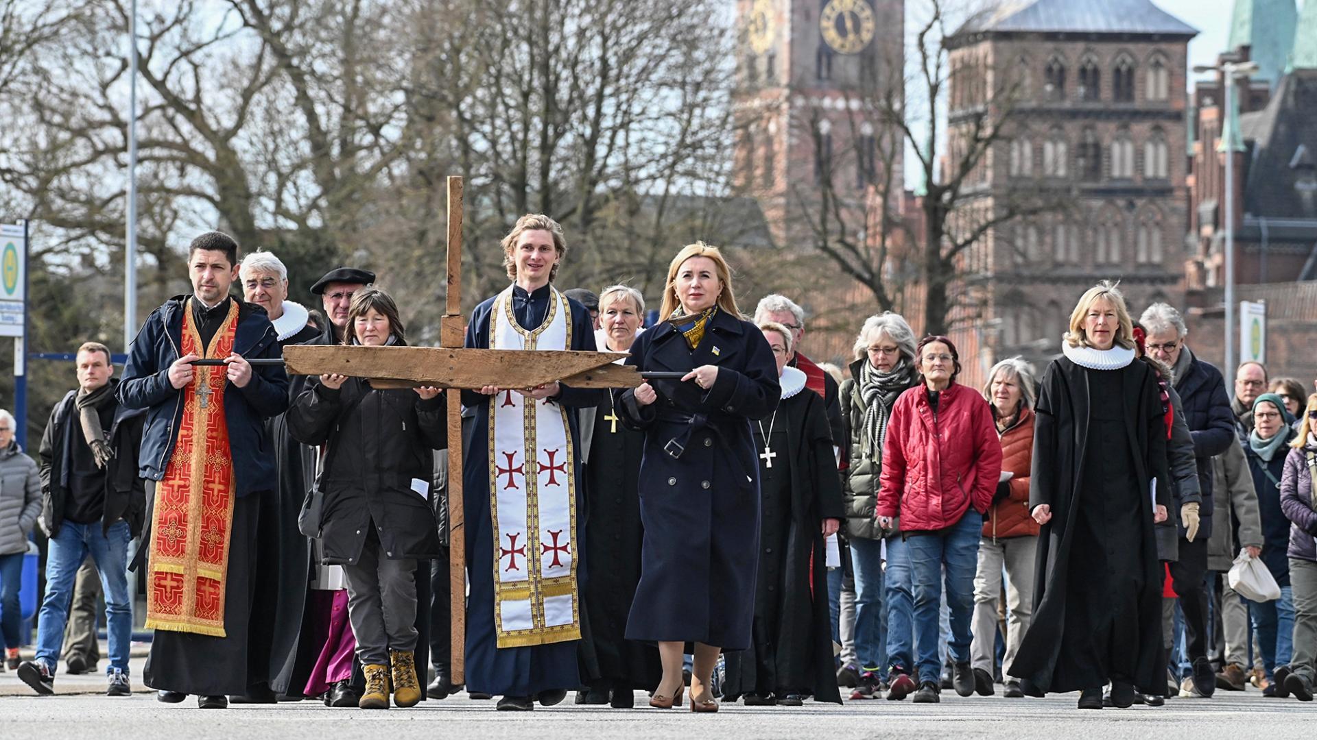Der Lübecker Kreuzweg im vergangenen Jahr.  Mit dabei ist die ukrainische Generalkonsulin Iryna Tybinka.